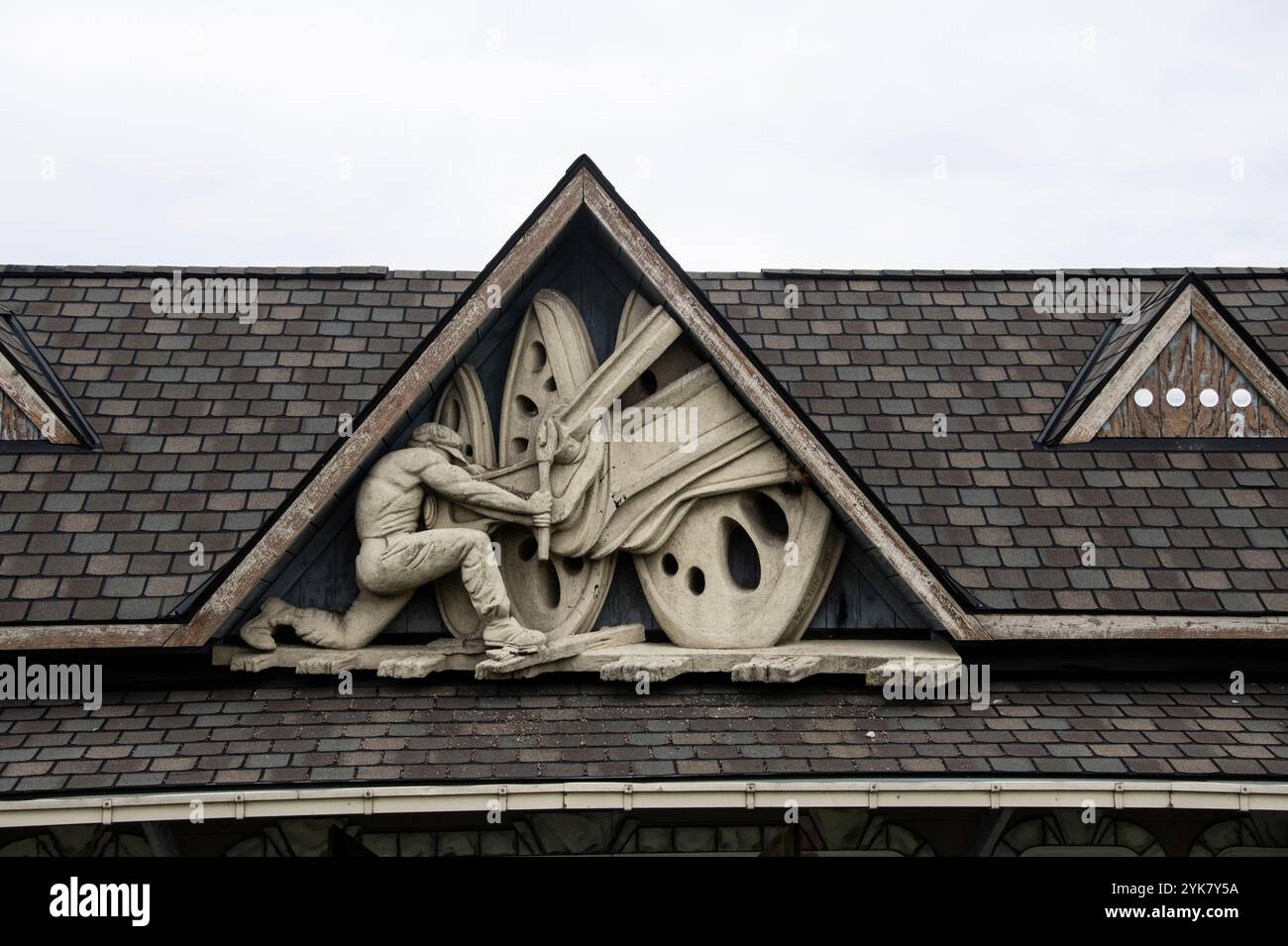 Scultura di un addetto alla manutenzione che fissa un treno al parco Windsor Sculpture Garden di Windsor, Ontario, Canada Foto Stock