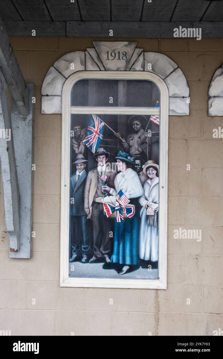 Regali murali storici ai soldati americani in viaggio verso le zone di battaglia in Europa nel 1918 al Windsor Sculpture Garden Park di Windsor, Ontario, Canada Foto Stock