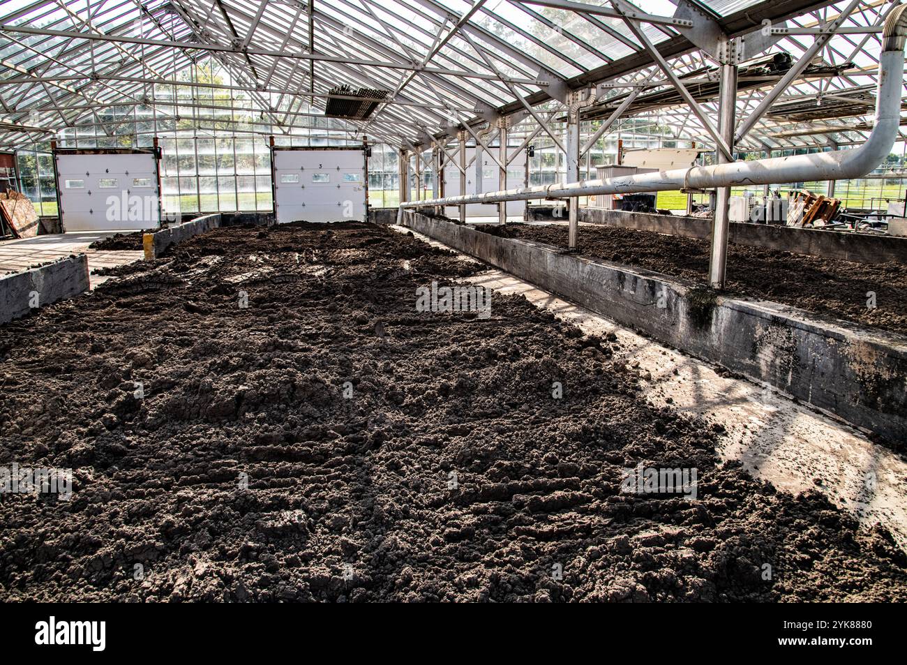 GREENHOUSE FOR DRYING OF SOLID Westmoreland /Fayette Municipal Sewage Authority Plant Manager Darryl Wyke controlla regolarmente l'impianto recentemente ristrutturato e ampliato di Scottdale, Pennsylvania, il 3 settembre 2021. Il progetto di $ 16.000.000.00 era composto da $ 14.394.000,00 finanziati dal Dipartimento dell'Agricoltura degli Stati Uniti USDA Rural Development RD come un prestito di 40 anni al 2,375% insieme a $ 2.000.000,00 da parte dello U.S. Army Corps of Engineers. L'impianto è stato aggiornato a un impianto di trattamento delle acque reflue del reattore batch di sequenziamento in grado di trattare un flusso medio giornaliero di clima secco di 2,5 milioni di galloni Foto Stock