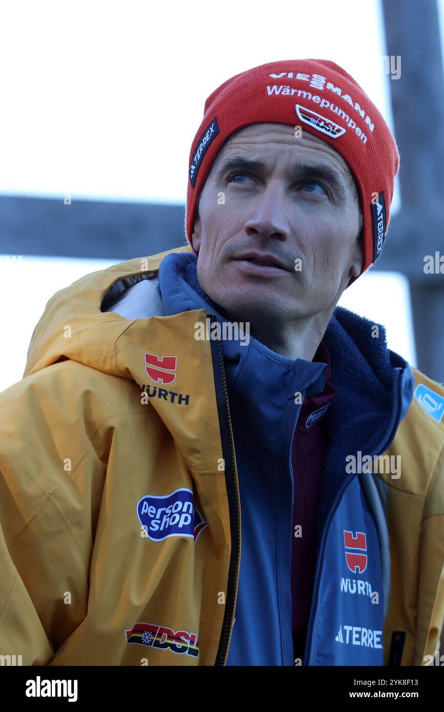 Hinterzarten, Germania. 16 novembre 2024. Gespannter Blick zum Anlaufturm: Martin Schmitt (TV-Experte /Skisprung-Experte, Eurosport, Ex-Weltmeister) beim DSV-Jugendcup/Deutschlandpokal Skisprung Hinterzarten 2024 crediti: dpa/Alamy Live News Foto Stock