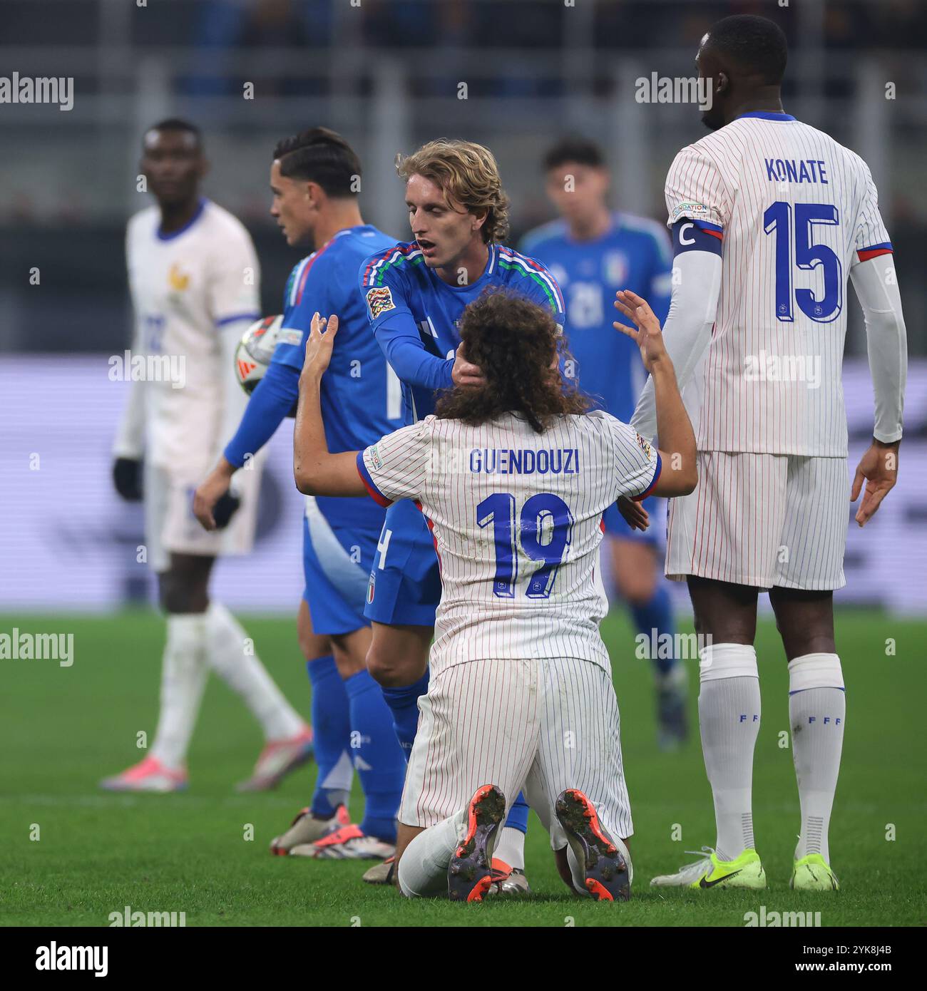 Milano, Italia. 17 novembre 2024. Nicolo Rovella dell'Italia si scusa con il francese Matteo Guendouzi, compagno di squadra della Lazio, a seguito di uno scontro tra i due durante la partita di UEFA Nations League allo Stadio Giuseppe Meazza di Milano. Il credito per immagini dovrebbe essere: Jonathan Moscrop/Sportimage Credit: Sportimage Ltd/Alamy Live News Foto Stock