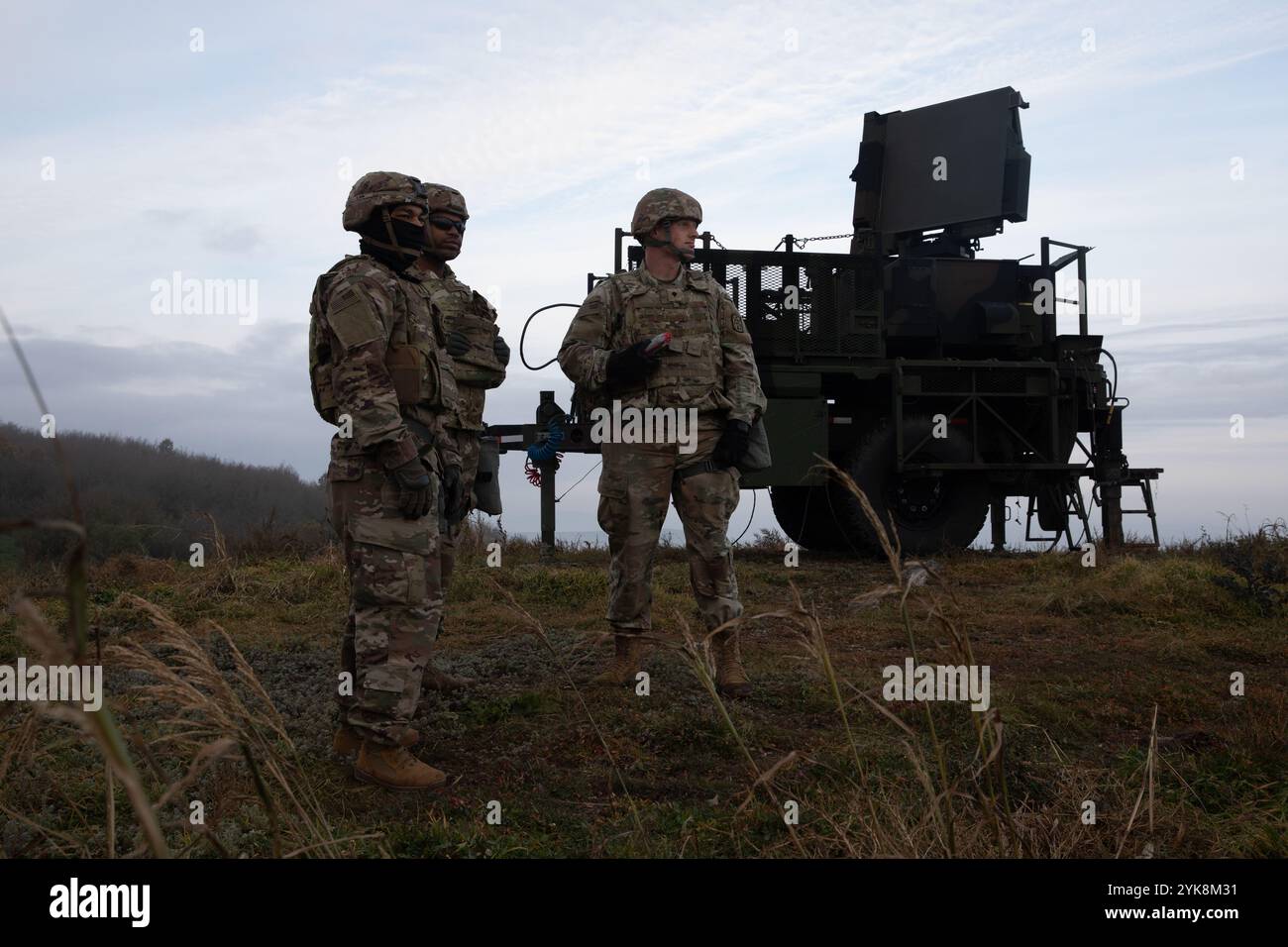 U. Soldati S, SPC. Joseph Spehar, SPC. Andrew Lawson, e SPC. Garrett Brown si trovano di fronte a una Sentinella dopo la costituzione, 15 novembre 2024, Romania. Esercitazione Southern Shield sottolinea l'importanza di una difesa aerea e missilistica integrata e interoperabile. Nessuna nazione può farlo da sola, ed esercitazioni come questa dimostrano che le capacità e la capacità di difesa aerea collettiva rumena e statunitense sono più forti insieme. Foto Stock