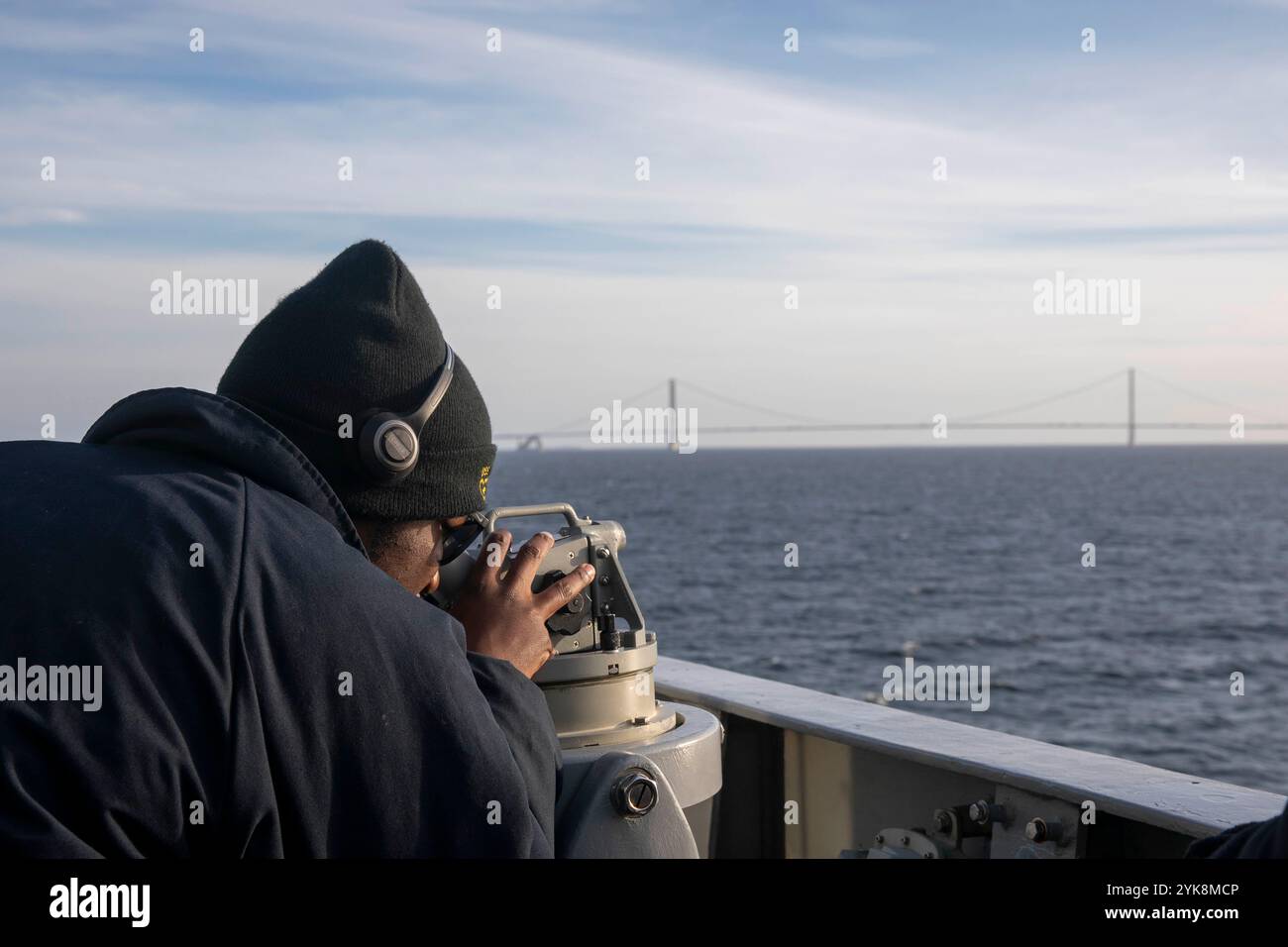 DANISH STRAITS (30 ottobre 2024) Quartermaster Seaman Zamarion Harris, nativo di Atlanta, Georgia, utilizza un'alidade sull'ala del ponte dell'incrociatore missilistico guidato classe Ticonderoga USS Gettysburg (CG 64) mentre la nave transita nello stretto danese, ottobre 30. La USS Gettysburg, assegnata all'Harry S. Truman Carrier Strike Group (HSTCSG), è in uno spiegamento programmato nella sesta area di operazioni della flotta statunitense a supporto delle forze navali USA Europa-Africa per difendere gli interessi degli Stati Uniti, alleati e partner. (Foto della Marina degli Stati Uniti di Kaitlin Young, specialista della comunicazione di massa di seconda classe) Foto Stock
