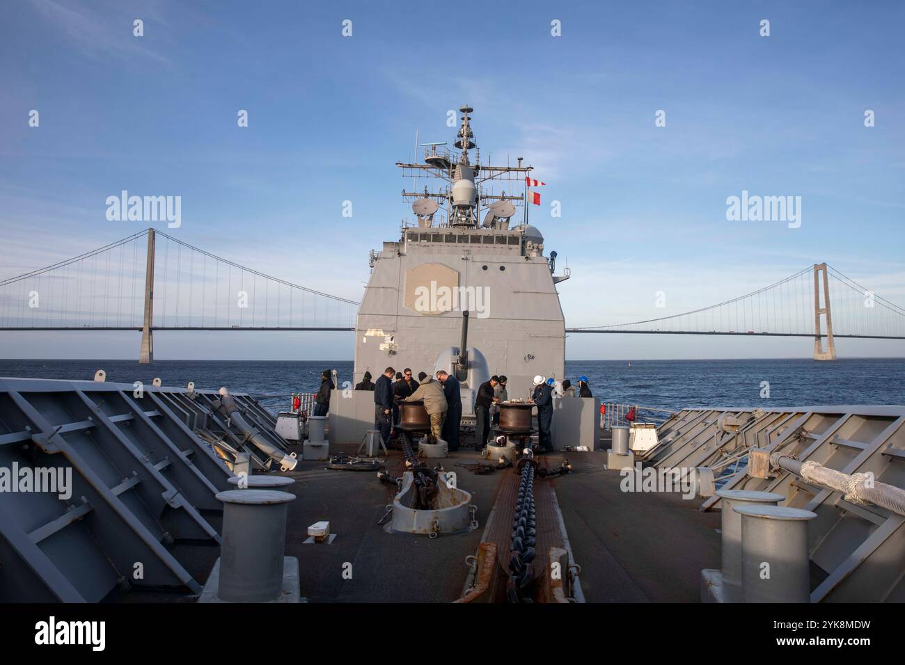 STRETTO DANESE (30 ottobre 2024) l'incrociatore missilistico guidato classe Ticonderoga USS Gettysburg (CG 64) transita nello stretto danese, ottobre 30. La USS Gettysburg, assegnata all'Harry S. Truman Carrier Strike Group (HSTCSG), è in uno spiegamento programmato nella sesta area di operazioni della flotta statunitense a supporto delle forze navali USA Europa-Africa per difendere gli interessi degli Stati Uniti, alleati e partner. (Foto della Marina degli Stati Uniti di Kaitlin Young, specialista della comunicazione di massa di seconda classe) Foto Stock