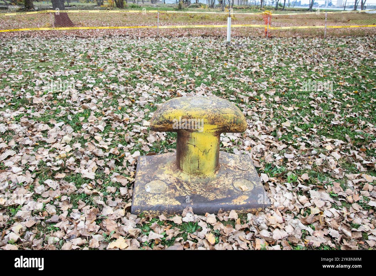 Palco giallo al Queen's Dock in Sandwich Street a Windsor, Ontario, Canada Foto Stock
