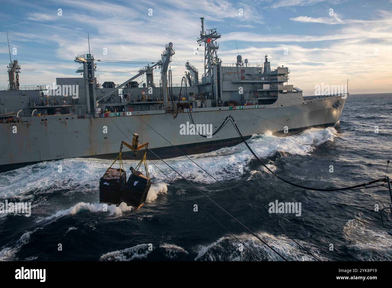 NORTH SEA (15 novembre 2024) la nave di supporto da combattimento veloce USNS Arctic (T-AOE 8) invia rifornimenti all'incrociatore missilistico guidato classe Ticonderoga USS Gettysburg (CG 64) durante un rifornimento in mare (RAS) nel Mare del Nord, 15 novembre. La USS Gettysburg, assegnata all'Harry S. Truman Carrier Strike Group (HSTCSG), è in uno spiegamento programmato nella sesta area di operazioni della flotta statunitense a supporto delle forze navali USA Europa-Africa per difendere gli interessi degli Stati Uniti, alleati e partner. (Foto della Marina degli Stati Uniti di Kaitlin Young, specialista della comunicazione di massa di seconda classe) Foto Stock