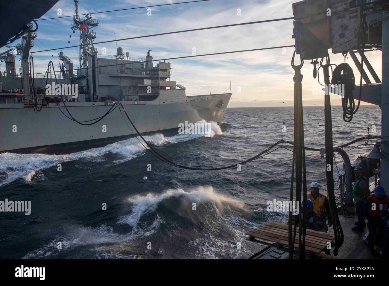 NORTH SEA (15 novembre 2024) l'incrociatore missilistico guidato classe Ticonderoga USS Gettysburg (CG 64) conduce un rifornimento in mare (RAS) con la nave di supporto da combattimento veloce USNS Arctic (T-AOE 8) nel Mare del Nord, 15 novembre. La USS Gettysburg, assegnata all'Harry S. Truman Carrier Strike Group (HSTCSG), è in uno spiegamento programmato nella sesta area di operazioni della flotta statunitense a supporto delle forze navali USA Europa-Africa per difendere gli interessi degli Stati Uniti, alleati e partner. (Foto della Marina degli Stati Uniti di Kaitlin Young, specialista della comunicazione di massa di seconda classe) Foto Stock