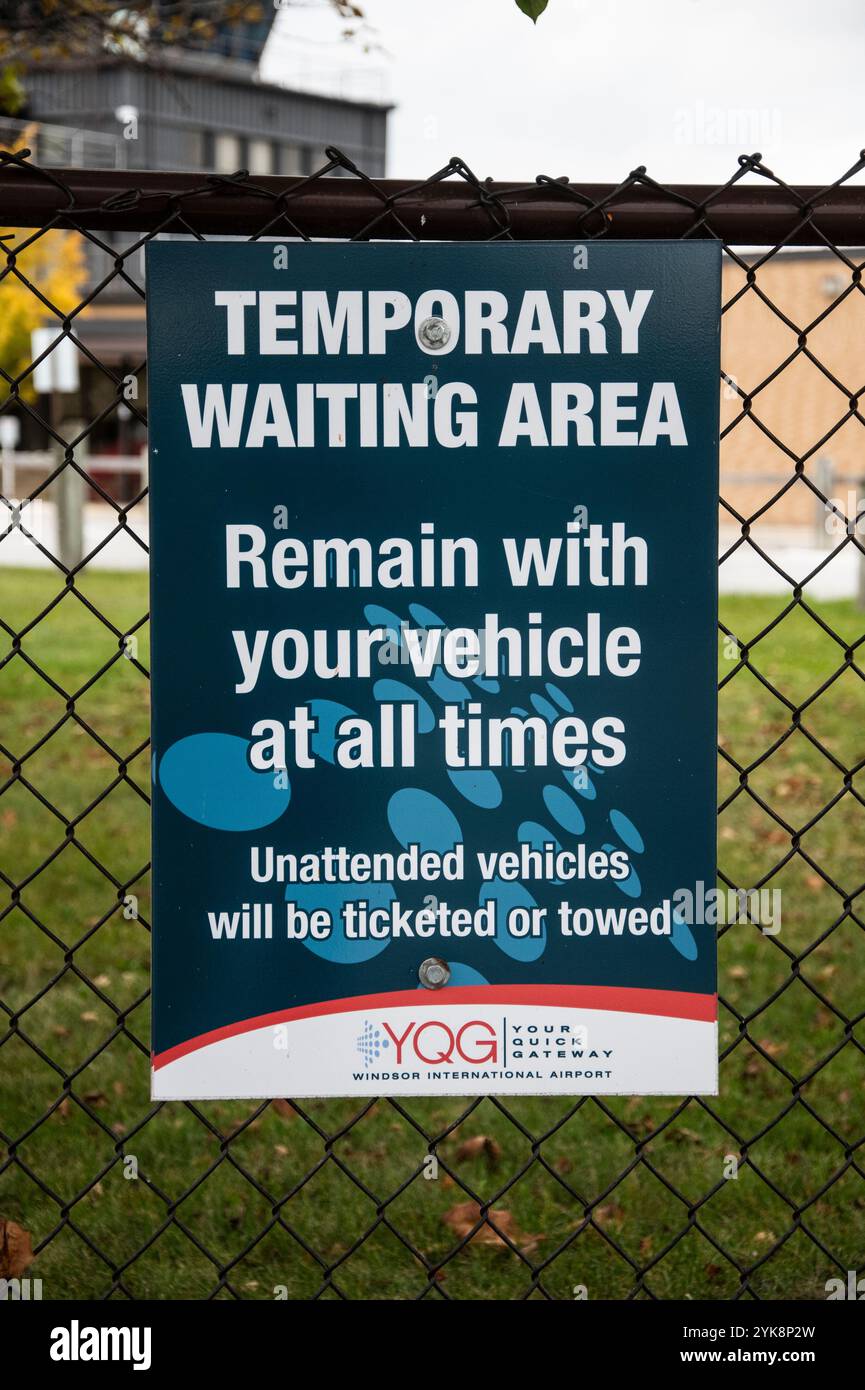 Cartello con l'area di attesa temporanea all'aeroporto su County Road a Windsor, Ontario, Canada Foto Stock