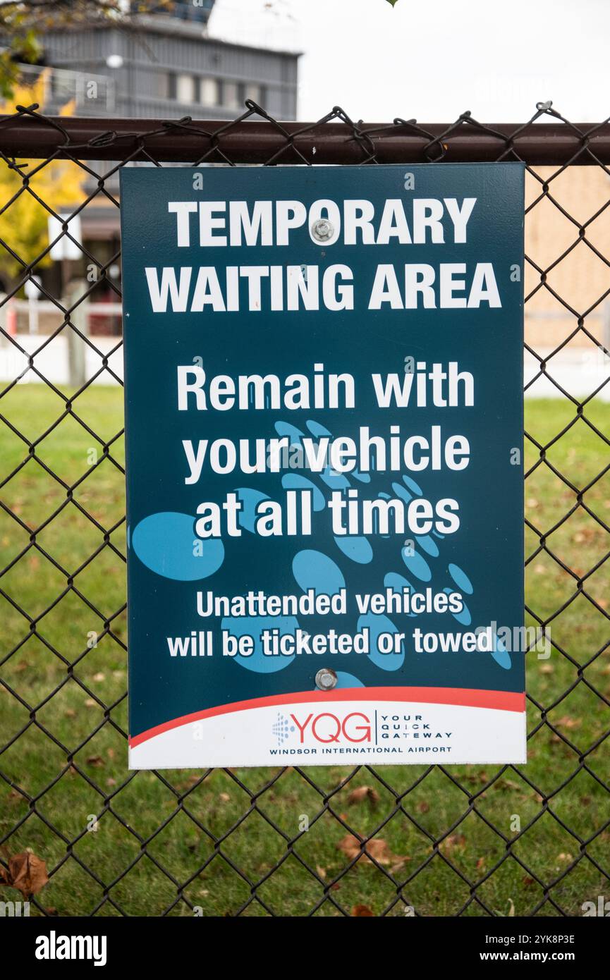 Cartello con l'area di attesa temporanea all'aeroporto su County Road a Windsor, Ontario, Canada Foto Stock