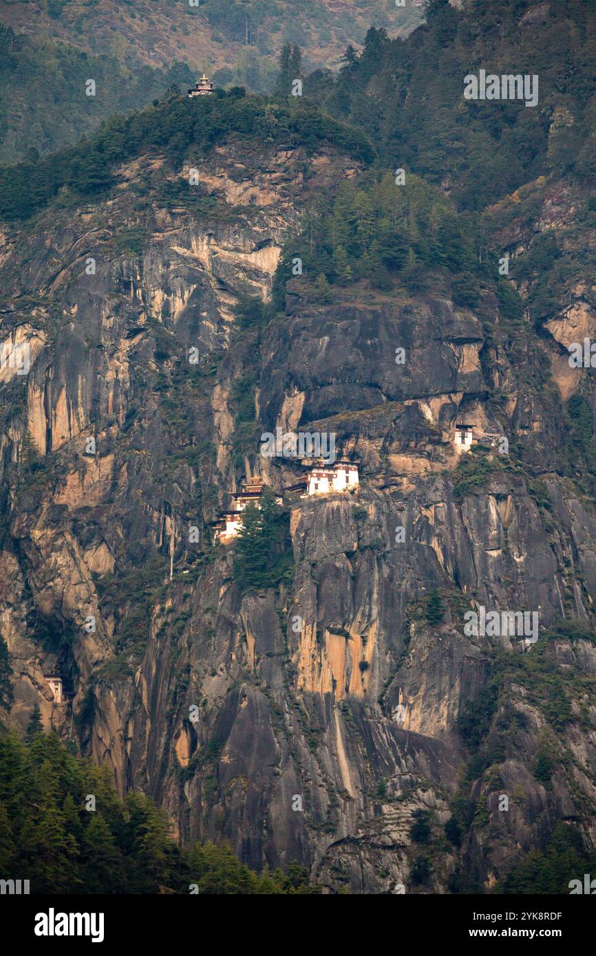 Paro Taktsang (noto anche come Monastero di Taktsang Palphug o Nido della tigre), è un importante sito sacro buddista himalayano e il complesso del tempio. Foto Stock