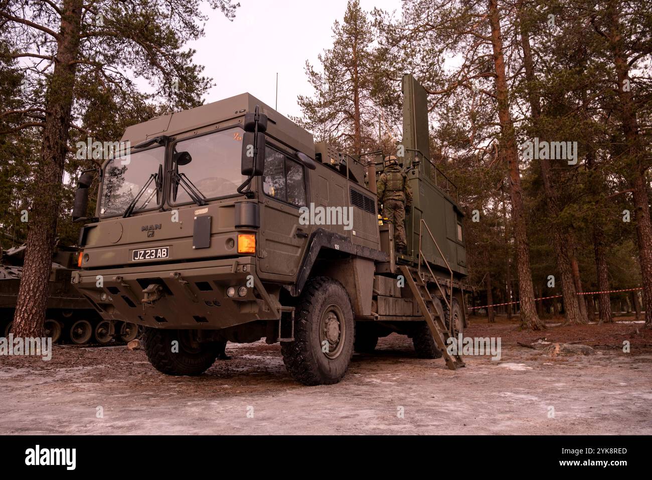 Un soldato dell'esercito finlandese visita un TAIPAN dell'esercito britannico, che è un radar per operazioni contro-batteria che migliora la capacità della NATO di raggiungere la profondità con l'artiglieria di precisione a lungo raggio, durante una visualizzazione statica come parte del Dynamic Front 25, 15 novembre 2024, in Finlandia. (Foto U.S. Army di Sgt. 1st Class Kyle Larsen) Foto Stock