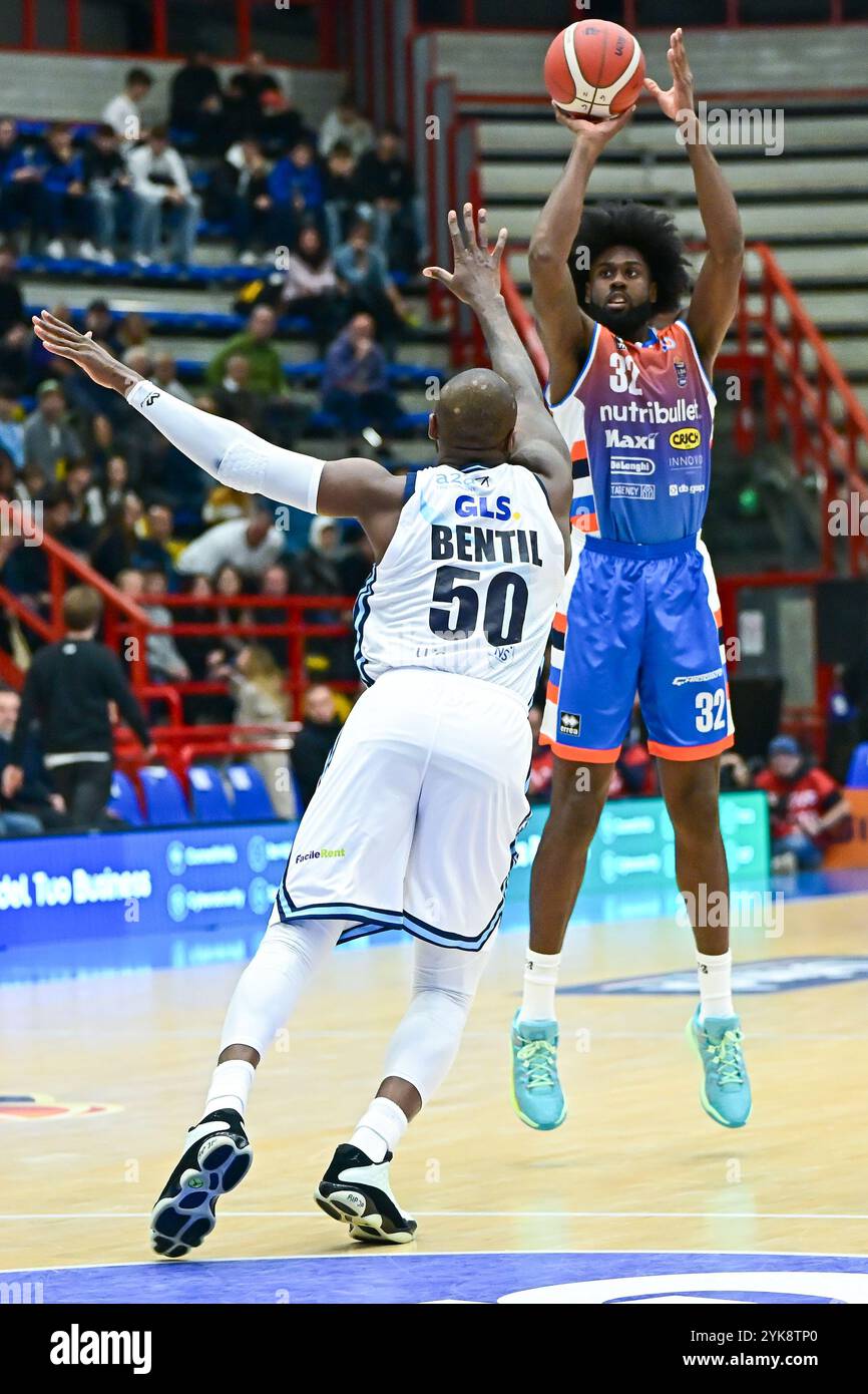 Napoli, Italia. 17 novembre 2024. Justin Alston del NutriBullet Treviso Basket segna un cesto durante la partita di Lega LBA del 2024/25 tra il Napoli Basket e il NutriBullet Treviso Basket presso il Fruit Village Arena Pala Barbuto, Italia, il 17 novembre 30, 2024. Crediti: Nicola Ianuale/Alamy Live News Foto Stock