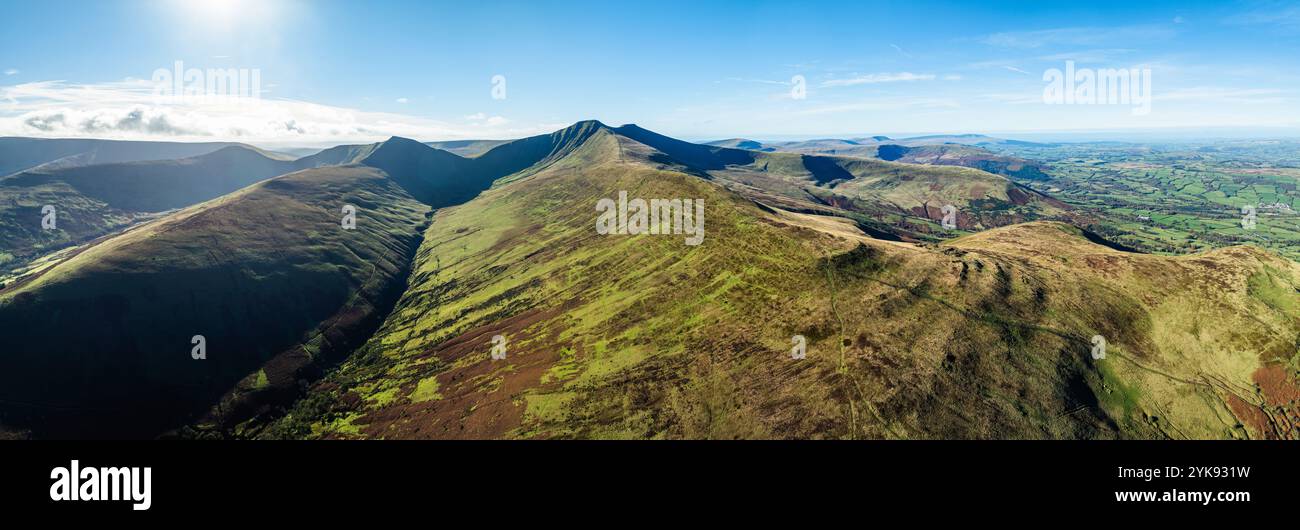 Panorama di Pen y fan e Cribyn da un drone, Brecon Beacons National Park, Galles, Inghilterra Foto Stock