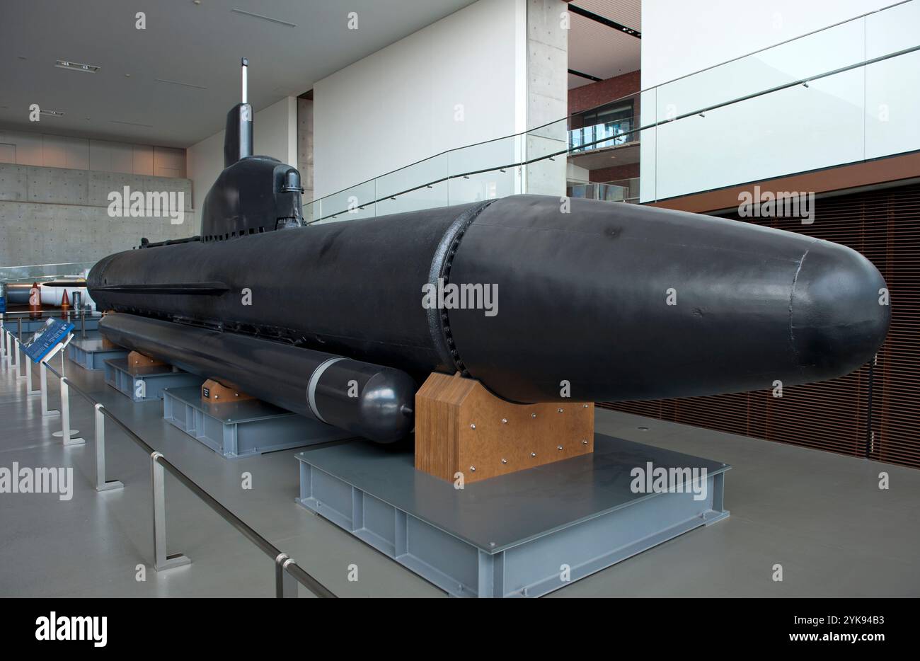 Sottomarino suicida "kaiten" (la svolta del cielo) della seconda guerra mondiale in mostra al Museo Yamato (Kure Maritime Museum) a Kure, Hiroshima, Giappone. Foto Stock
