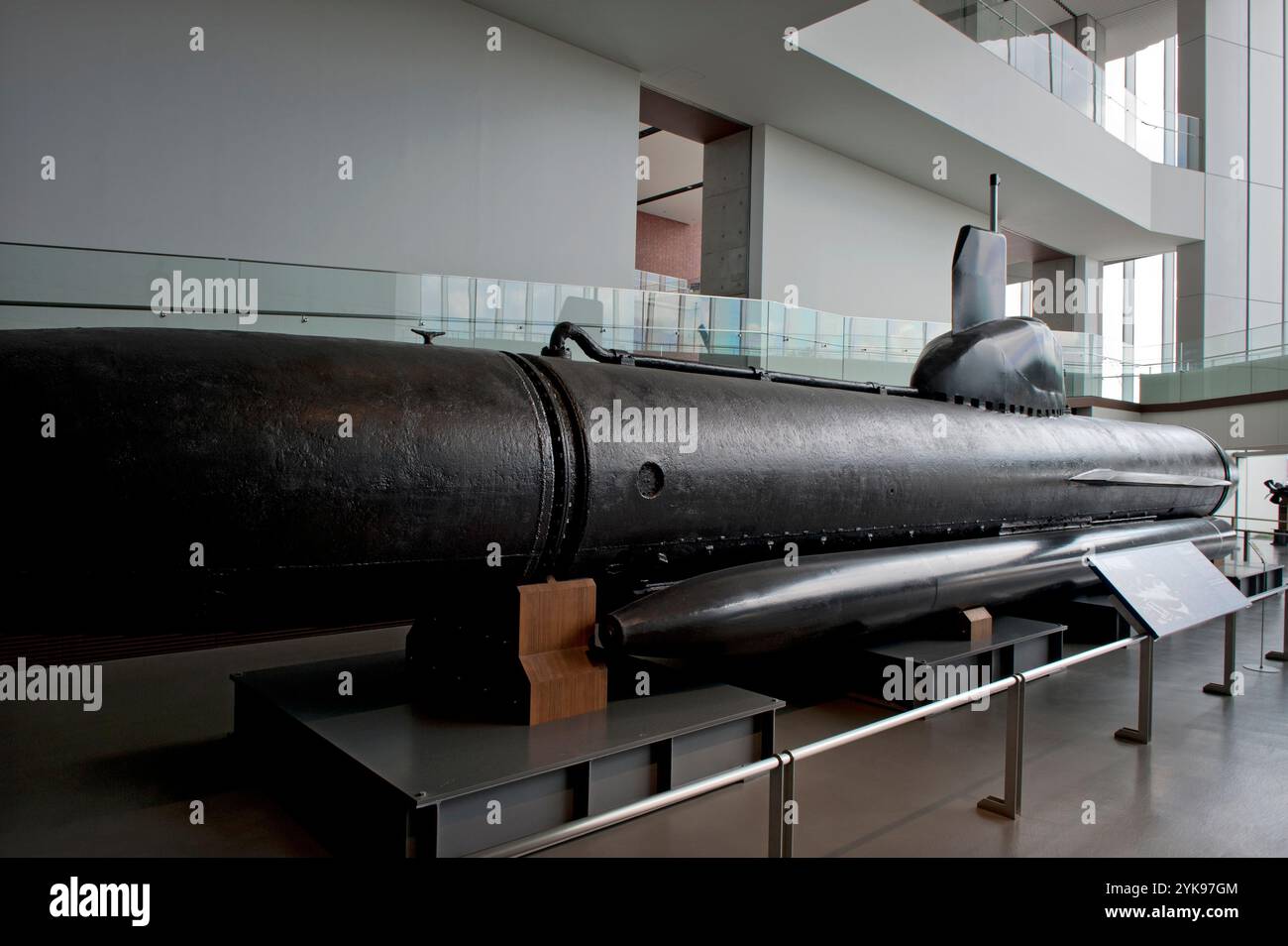 Sottomarino suicida "kaiten" (la svolta del cielo) della seconda guerra mondiale in mostra al Museo Yamato (Kure Maritime Museum) a Kure, Hiroshima, Giappone. Foto Stock