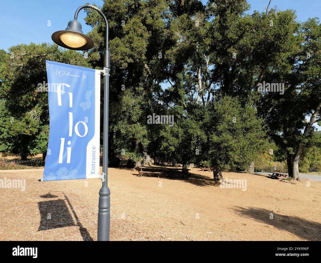 Benvenuto al banner Filoli su un palo luminoso vicino all'ingresso della tenuta e dei giardini Filoli, a Woodside, California. Foto Stock