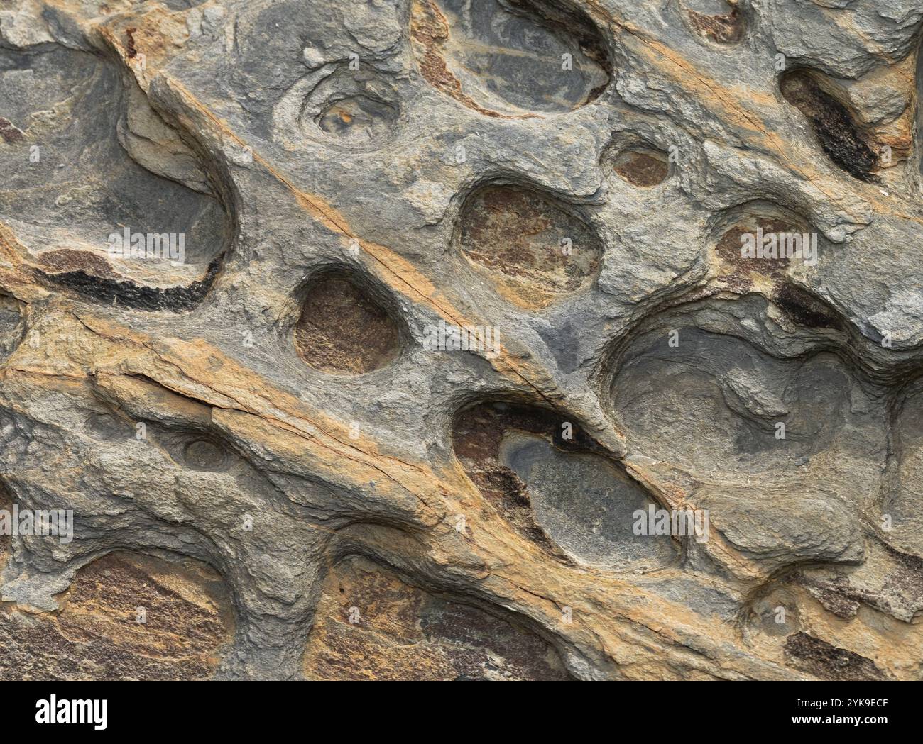 Formazione astratta di rocce con motivi e disegni colorati, sfondo, texture, sovrapposizione, grafica, arte della natura. Foto Stock