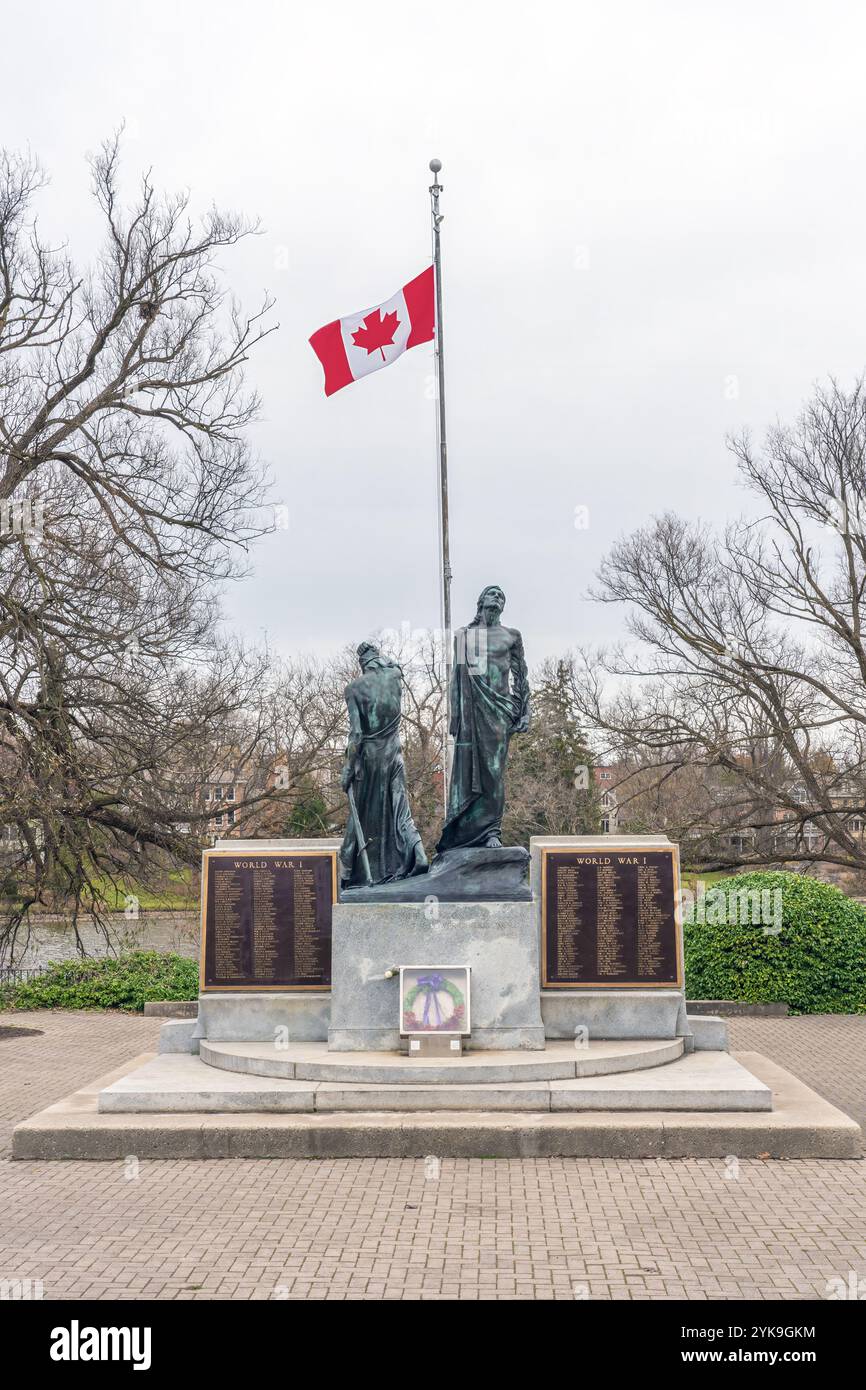 Splendido cenotafio a Stratford, Ontario, in onore di coloro che hanno dato la vita durante la prima e la seconda guerra mondiale. Foto Stock