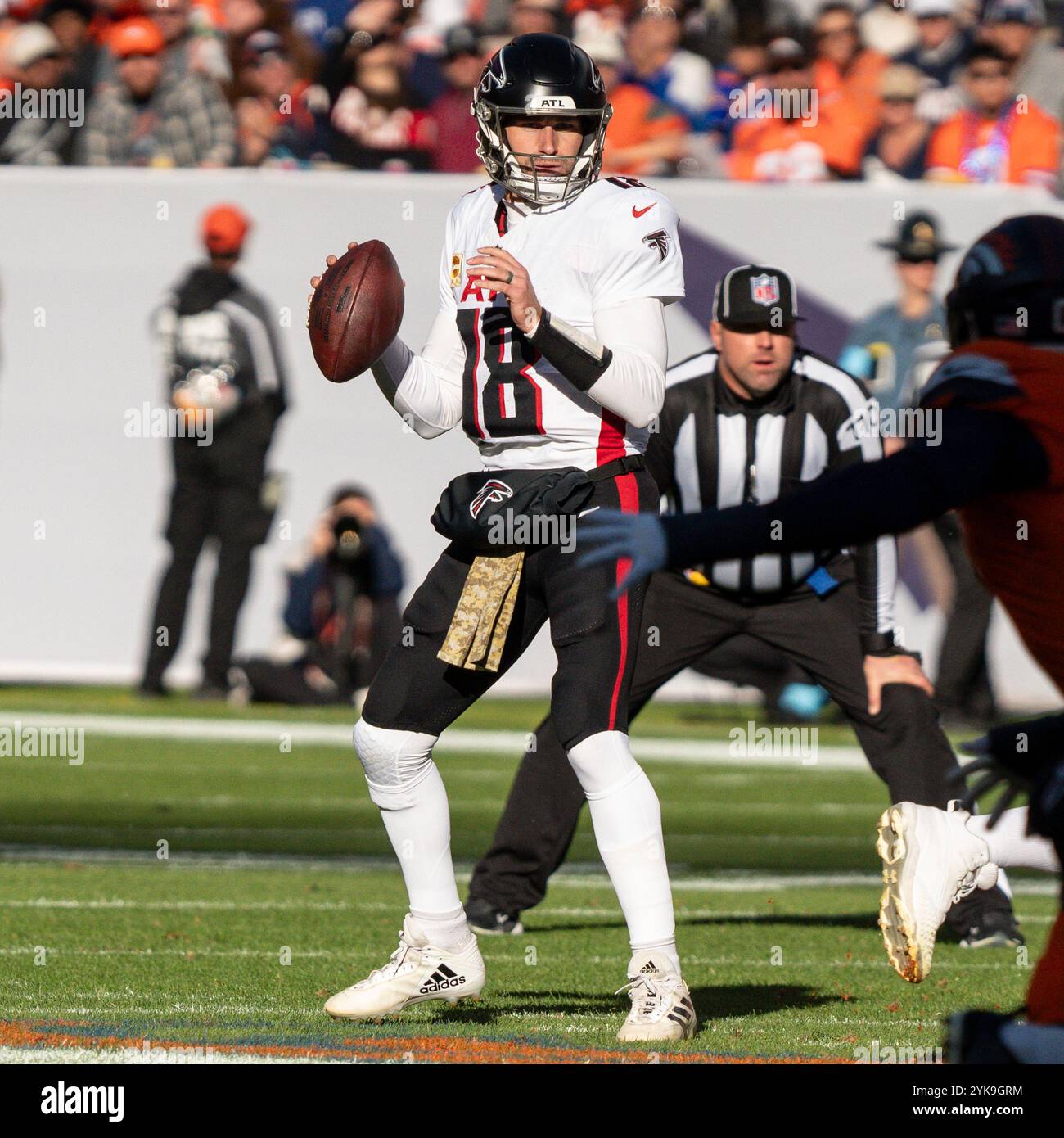 17 novembre 2024: Il quarterback degli Atlanta Falcons Kirk Cousins (18) guarda in basso nel primo tempo della partita di football tra Denver Broncos e Atlanta Falcons. Derek Regensburger/CSM. Foto Stock