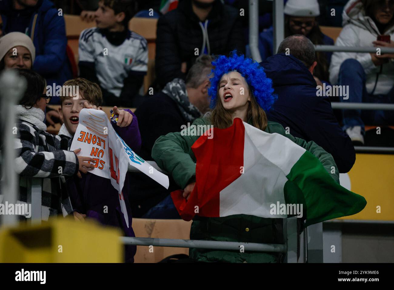 Milano, Italia. 17 novembre 2024. Stadio San Siro: Tifosi d'Italia durante la UEFA Nations League 2024, Lega A, gruppo A2, partita tra Italia e Francia allo stadio San Siro, Italia. Francesco Farina/SPP (FRANCESCO FARINA/SPP) credito: SPP Sport Press Photo. /Alamy Live News Foto Stock