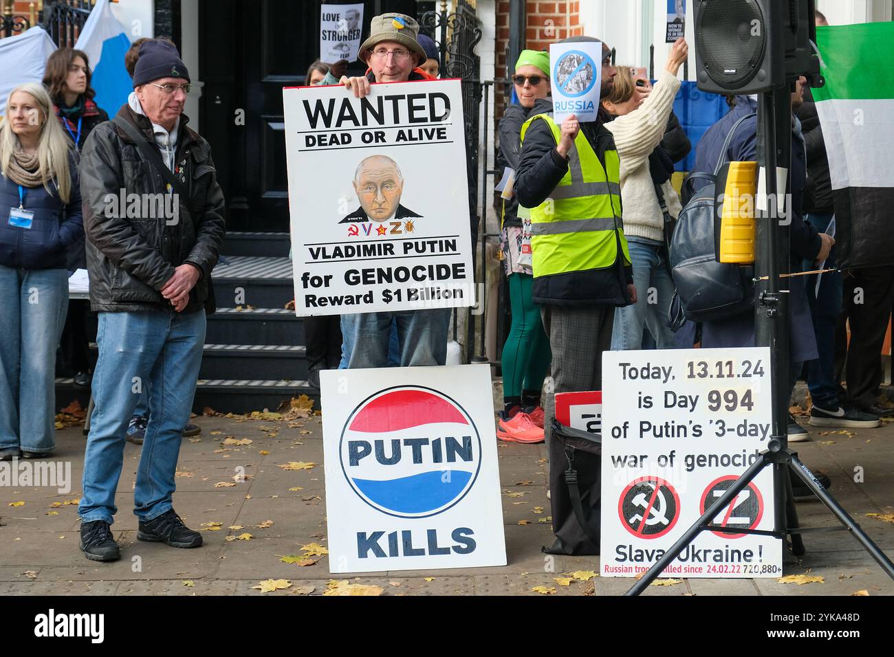 Londra, Regno Unito. 17 novembre 2024. I manifestanti anti contro la guerra hanno segnato il 1000 ° giorno della guerra in Ucraina. Una manifestazione organizzata di fronte all'ambasciata russa a Bayswater, organizzata dalla società democratica russa, sta aiutando a raccogliere fondi per gli ukraniani mentre chiede la fine della guerra e il regime di Putin. Credito: Fotografia dell'undicesima ora/Alamy Live News Foto Stock