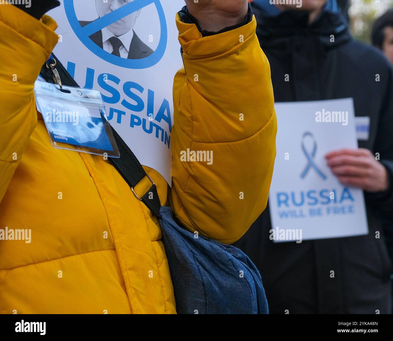 Londra, Regno Unito. 17 novembre 2024. I manifestanti anti contro la guerra hanno segnato il 1000 ° giorno della guerra in Ucraina. Una manifestazione organizzata di fronte all'ambasciata russa a Bayswater, organizzata dalla società democratica russa, sta aiutando a raccogliere fondi per gli ukraniani mentre chiede la fine della guerra e il regime di Putin. Credito: Fotografia dell'undicesima ora/Alamy Live News Foto Stock