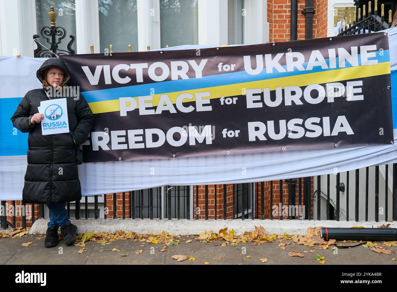 Londra, Regno Unito. 17 novembre 2024. I manifestanti anti contro la guerra hanno segnato il 1000 ° giorno della guerra in Ucraina. Una manifestazione organizzata di fronte all'ambasciata russa a Bayswater, organizzata dalla società democratica russa, sta aiutando a raccogliere fondi per gli ukraniani mentre chiede la fine della guerra e il regime di Putin. Credito: Fotografia dell'undicesima ora/Alamy Live News Foto Stock