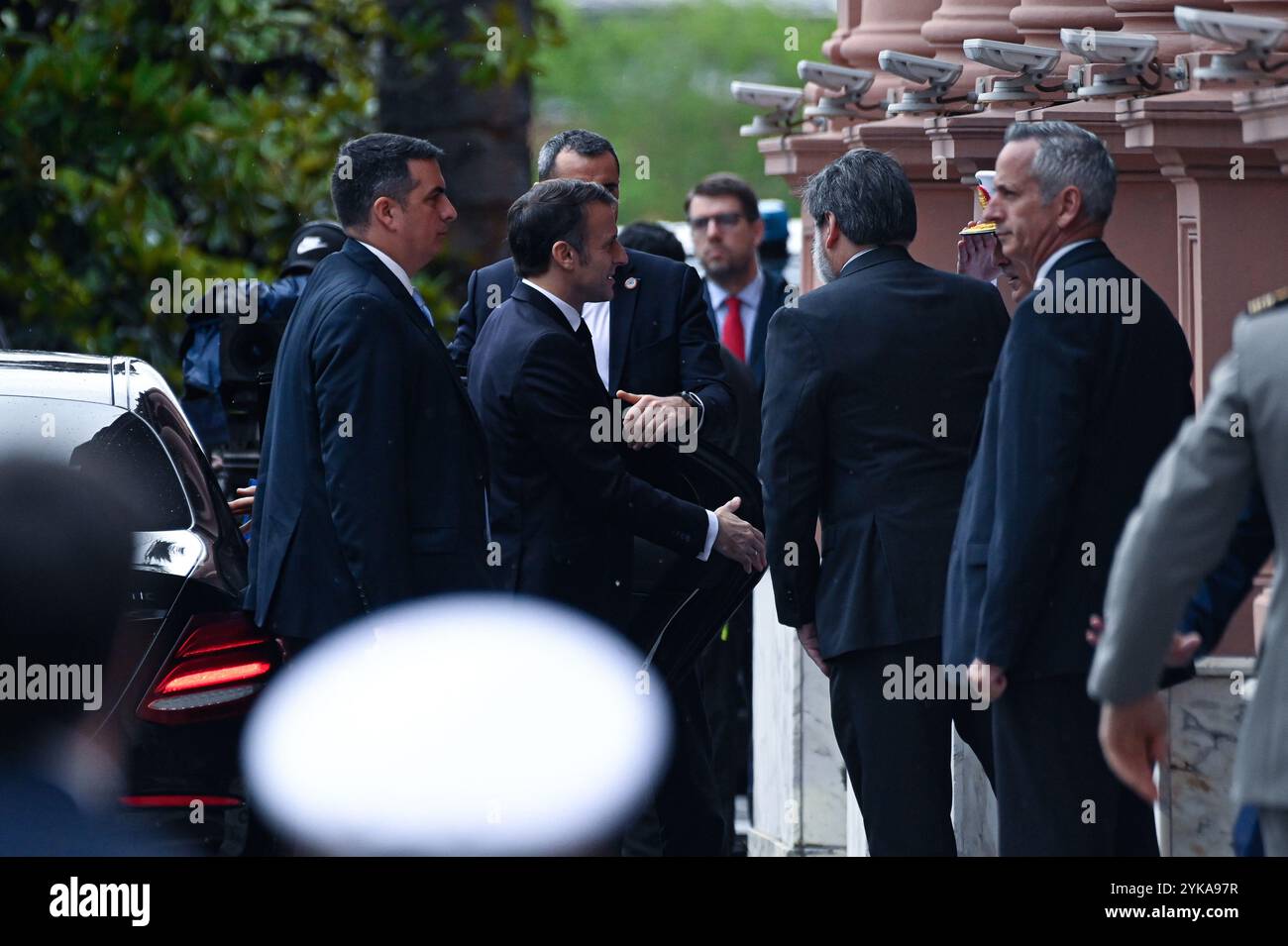 Buenos Aires, Argentina - 17 novembre 2024: Il presidente francese Emmanuel Macron visita l'Argentina come parte di un tour diplomatico volto a rafforzare i legami bilaterali e promuovere la cooperazione tra le due nazioni. L'agenda di Macron comprende incontri con il presidente Gabriel Boric, discussioni sui partenariati economici e iniziative di collaborazione in settori come lo sviluppo sostenibile e il commercio internazionale. La visita sottolinea l'importanza delle relazioni tra la Francia e l'America Latina. Foto Stock