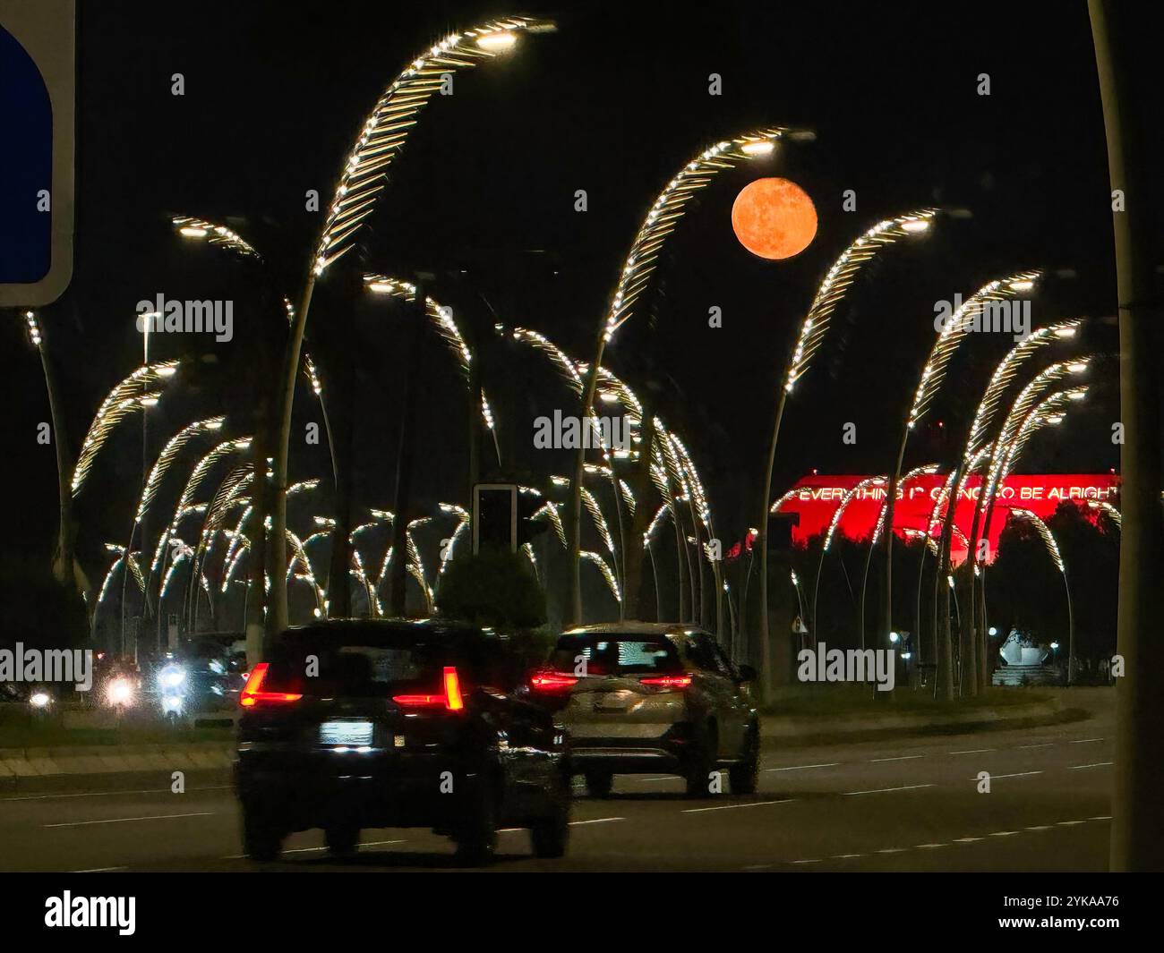 Doha, Qatar. 17 novembre 2024. Una superluna appare nei cieli di Doha, mentre l'ultima superluna del 2024 sorge su Qatar, Arabia Saudita e Emirati Arabi Uniti. (Foto di Yousef Masoud/SOPA Images/Sipa USA) credito: SIPA USA/Alamy Live News Foto Stock