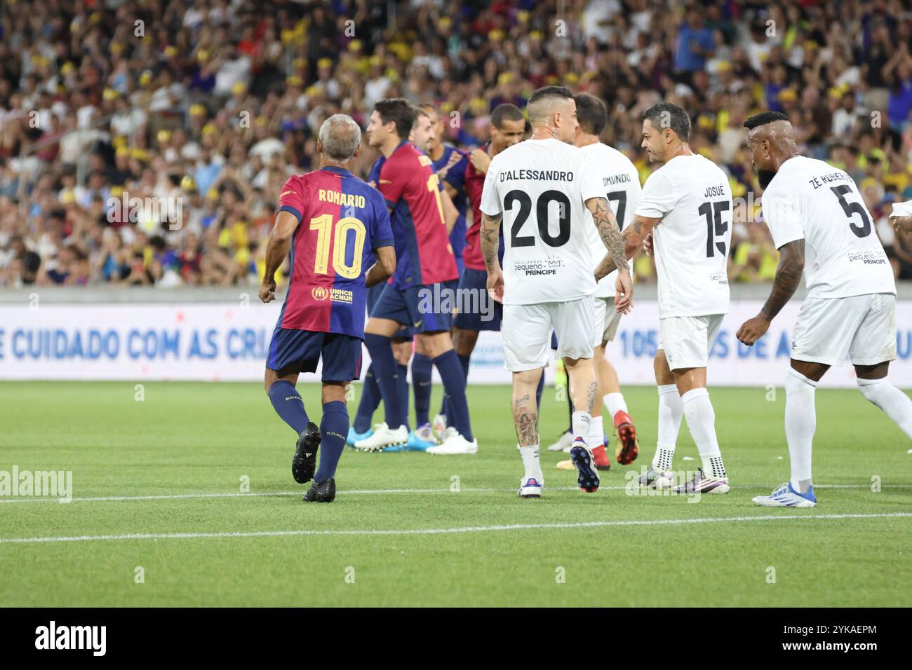 Curitiba, Parana, Brasile. 17 novembre 2024. Curitiba (pr), 17/11/2024- ospedale pequeno principe/Legends pele/barcelona- il giocatore rivale celebra un gol durante una partita tra leggende pequeno principe e leggende barca in una partita di beneficenza a favore della salute infantile e giovanile presso l'istituto di ricerca pele pequeno principe, tenutosi nella città di curitiba, nella notte di questa domenica 17 novembre 2024. (Credit Image: © Edson De Souza/TheNEWS2 via ZUMA Press Wire) SOLO PER USO EDITORIALE! Non per USO commerciale! Foto Stock