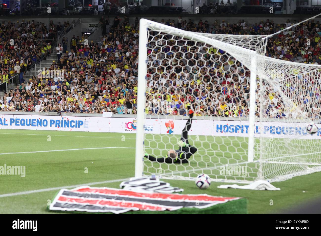 Curitiba, Parana, Brasile. 17 novembre 2024. Curitiba (pr), 17/11/2024- ospedale pequeno principe/Legends pele/barcelona- il giocatore rivale celebra un gol durante una partita tra leggende pequeno principe e leggende barca in una partita di beneficenza a favore della salute infantile e giovanile presso l'istituto di ricerca pele pequeno principe, tenutosi nella città di curitiba, nella notte di questa domenica 17 novembre 2024. (Credit Image: © Edson De Souza/TheNEWS2 via ZUMA Press Wire) SOLO PER USO EDITORIALE! Non per USO commerciale! Foto Stock