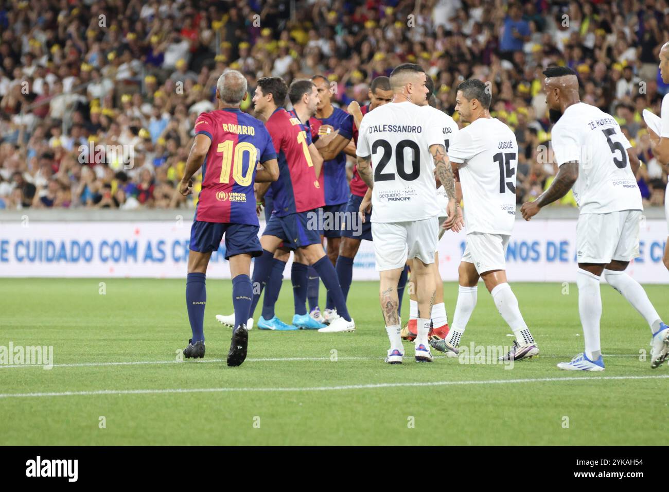 Curitiba, Parana, Brasile. 17 novembre 2024. Curitiba (pr), 17/11/2024- ospedale pequeno principe/Legends pele/barcelona- il giocatore rivale celebra un gol durante una partita tra leggende pequeno principe e leggende barca in una partita di beneficenza a favore della salute infantile e giovanile presso l'istituto di ricerca pele pequeno principe, tenutosi nella città di curitiba, nella notte di questa domenica 17 novembre 2024. (Credit Image: © Edson De Souza/TheNEWS2 via ZUMA Press Wire) SOLO PER USO EDITORIALE! Non per USO commerciale! Foto Stock