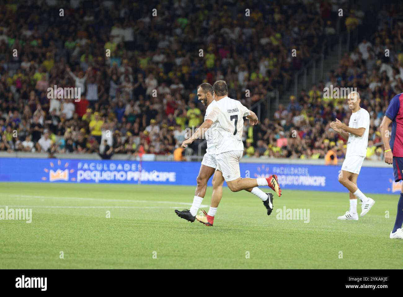 Curitiba, Parana, Brasile. 17 novembre 2024. Curitiba (pr), 17/11/2024- ospedale pequeno principe/Legends pele/barcelona- giocatore richarlyson celebra un gol durante una partita tra leggende pequeno principe e leggende barca in una partita di beneficenza a favore della salute infantile e giovanile presso l'istituto di ricerca pele pequeno principe, tenutosi nella città di curitiba, nella notte di questa domenica 17 novembre 2024. (Credit Image: © Edson De Souza/TheNEWS2 via ZUMA Press Wire) SOLO PER USO EDITORIALE! Non per USO commerciale! Foto Stock