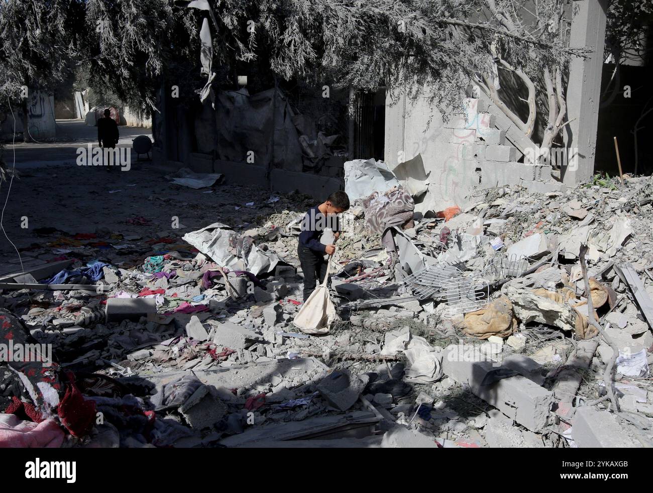 Gaza. 17 novembre 2024. Un bambino controlla una casa distrutta da un attacco aereo israeliano nel campo profughi di al-Bureij nella Striscia di Gaza centrale, il 17 novembre 2024. Almeno 96 palestinesi sono stati uccisi dai bombardamenti israeliani nella Striscia di Gaza settentrionale e centrale nelle ultime ore, ha detto domenica l'ufficio dei media di Gaza gestito da Hamas. Crediti: Rizek Abdeljawad/Xinhua/Alamy Live News Foto Stock