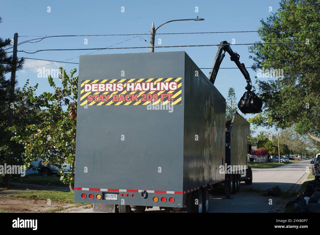 Solo per uso editoriale 16 novembre 2024. St. Petersburg, Florida, Stati Uniti. Gru per il trasporto di rifiuti raccolta di danni causati da tempeste da un autocarro specializzato dotato di gru, Foto Stock