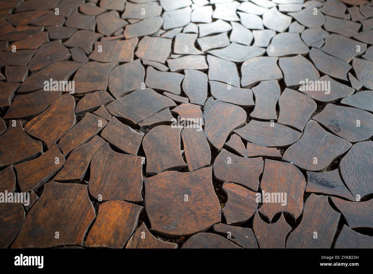 Disposizione a mosaico in legno di teak per uno sfondo naturale. Foto Stock