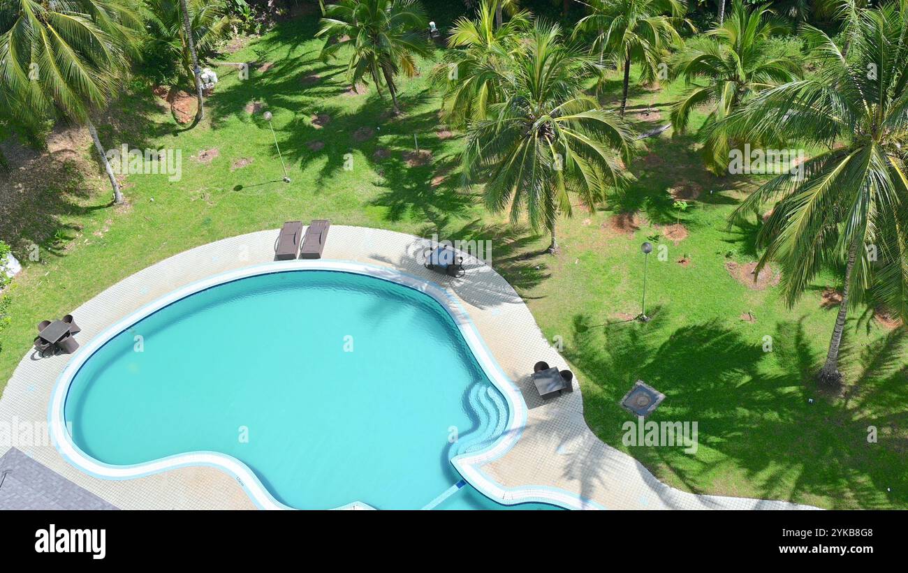 Piscina verde dell'hotel villaggio a Langkawi Malesia. Foto Stock