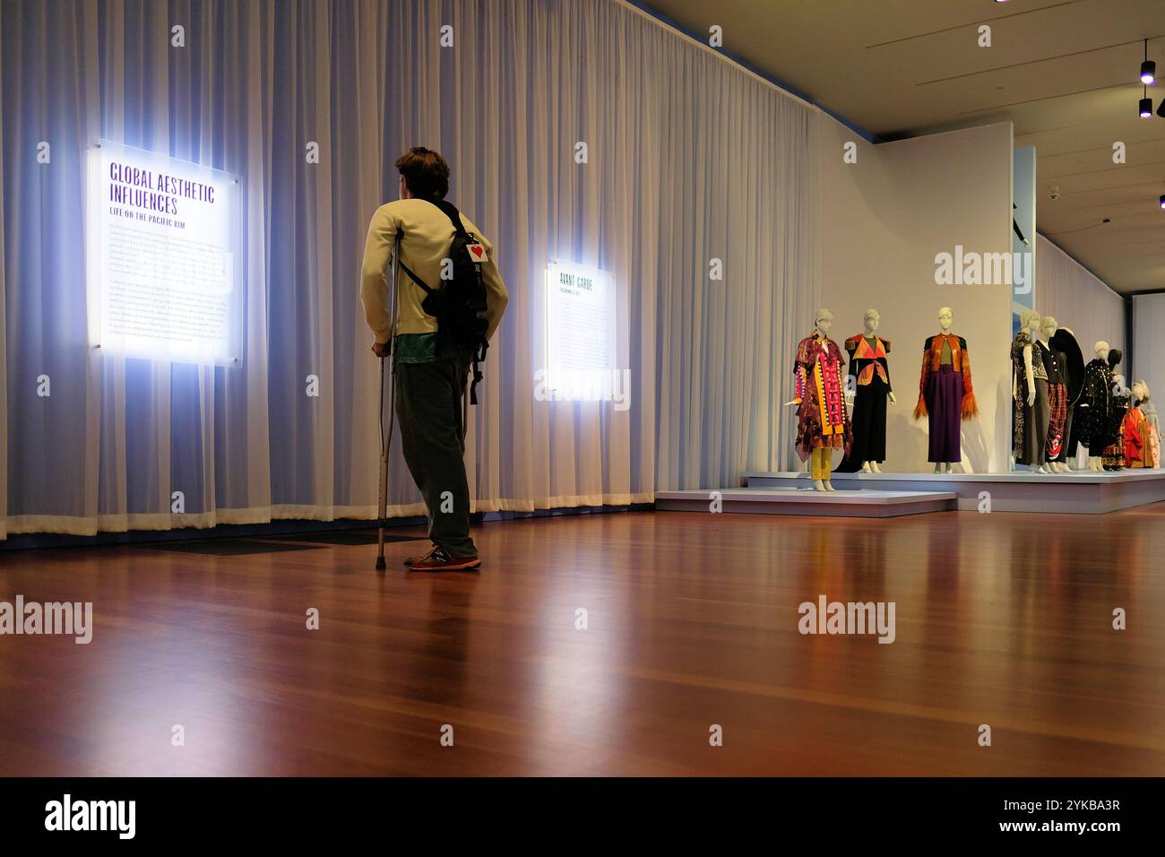 Un mecenate e ospite sulle stampelle alla mostra del De Young Museum del 2024 "fashioning San Francisco: A Century of Style"; San Francisco, California. Foto Stock