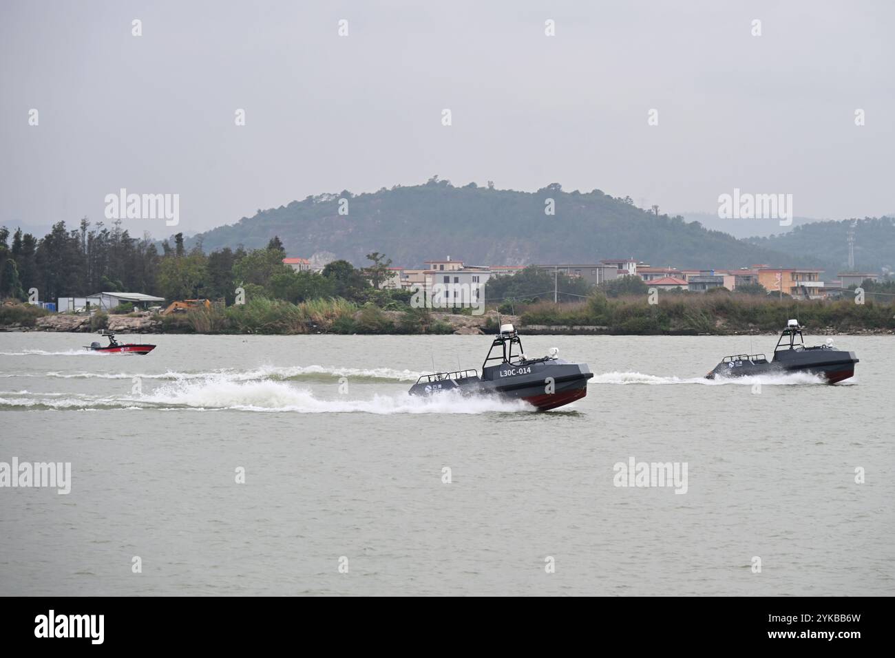 Zhuhai, Cina. 14 novembre 2024. La seconda area espositiva (Doumen Lianzhou) della 15a esposizione internazionale cinese dell'aviazione e dell'aerospazio attira visitatori, Zhuhai, provincia del Guangdong, 14 novembre 2024. Credito: Chen Chuhong/China News Service/Alamy Live News Foto Stock