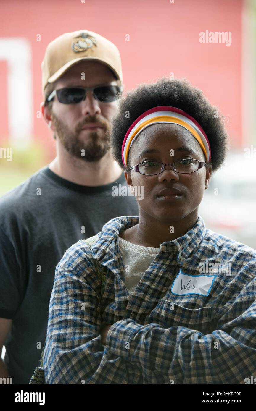 Da destra, Monique e il veterano del corpo dei Marines Wesley Rosson ascoltano un discorso sugli affari e le basi della classificazione delle pecore durante un workshop di due giorni a Remington, Virginia, venerdì 20 maggio 2016. La coppia è venuta qui per imparare a coltivare la loro piccola azienda agricola. Il Livestock Conservancy, la Virginia Cooperative Extension e il Lakota Ranch tengono questo workshop per aiutare i veterani del servizio militare a conoscere le opzioni di animali rari e pollame per le aziende agricole. Alcuni degli argomenti includono: Introduzione, networking, marketing, processo di produzione del pollame Foto Stock