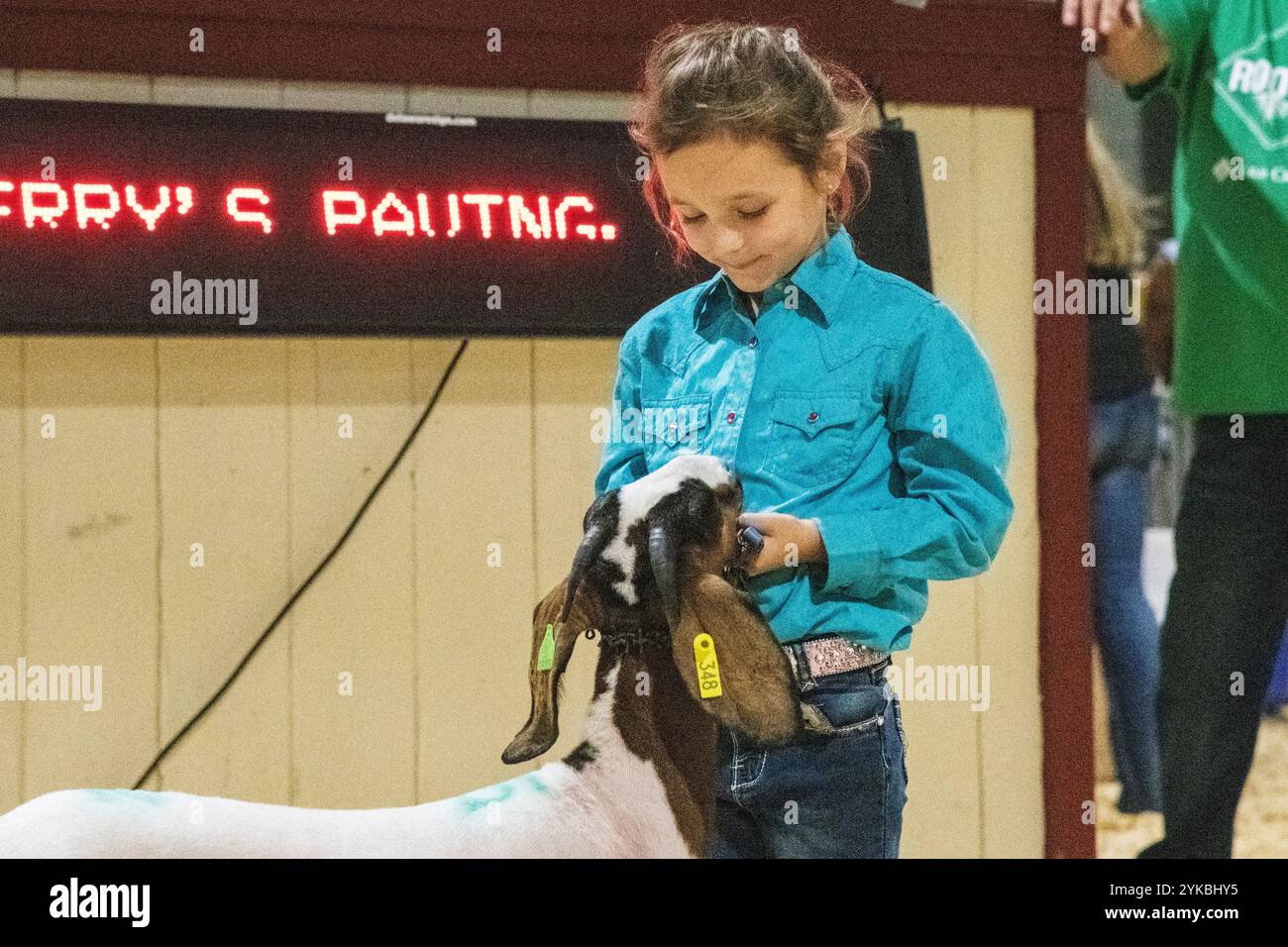 Il segretario del Dipartimento dell'Agricoltura degli Stati Uniti (USDA) Sonny Perdue parla del fatto che i bambini sono il futuro dell'agricoltura, mentre Adalyn Lyon sta mostrando la sua capra agli offerenti di bestiame alla fiera dello Stato del Delaware, ad Harrington, DE, il 25 luglio 2019. Il Segretario Perdue e sua moglie Mary Perdue sono in visita alla fiera con il Segretario dell'Agricoltura del Delaware Michael Scuse , che ha mostrato loro mostre FFA e 4-H, ha visitato il fienile del bestiame, si è Unito al Governatore del Delaware John Carney per il disegno della targa, e ha partecipato alla cena del giorno del Governatore, ad Harrington, DE, il 25 luglio 2019. Delaware State Fair, Inc Foto Stock