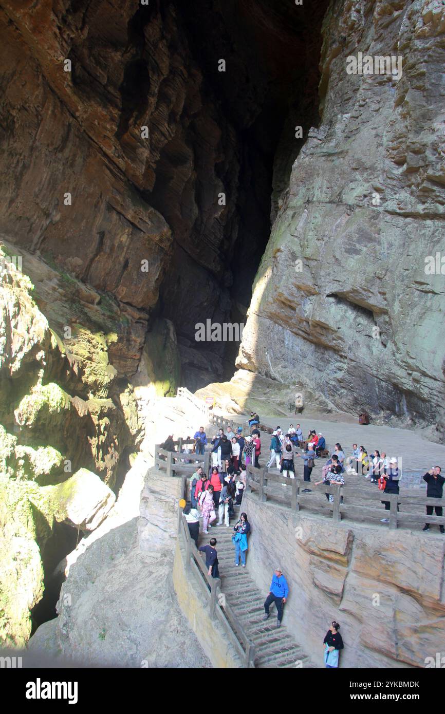 I turisti visitano il punto panoramico della fessura della gola di Longshui, conosciuto come il "Natural Oxygen Bar of China", a Chongqing, Cina, il 10 novembre 2024. Foto Stock