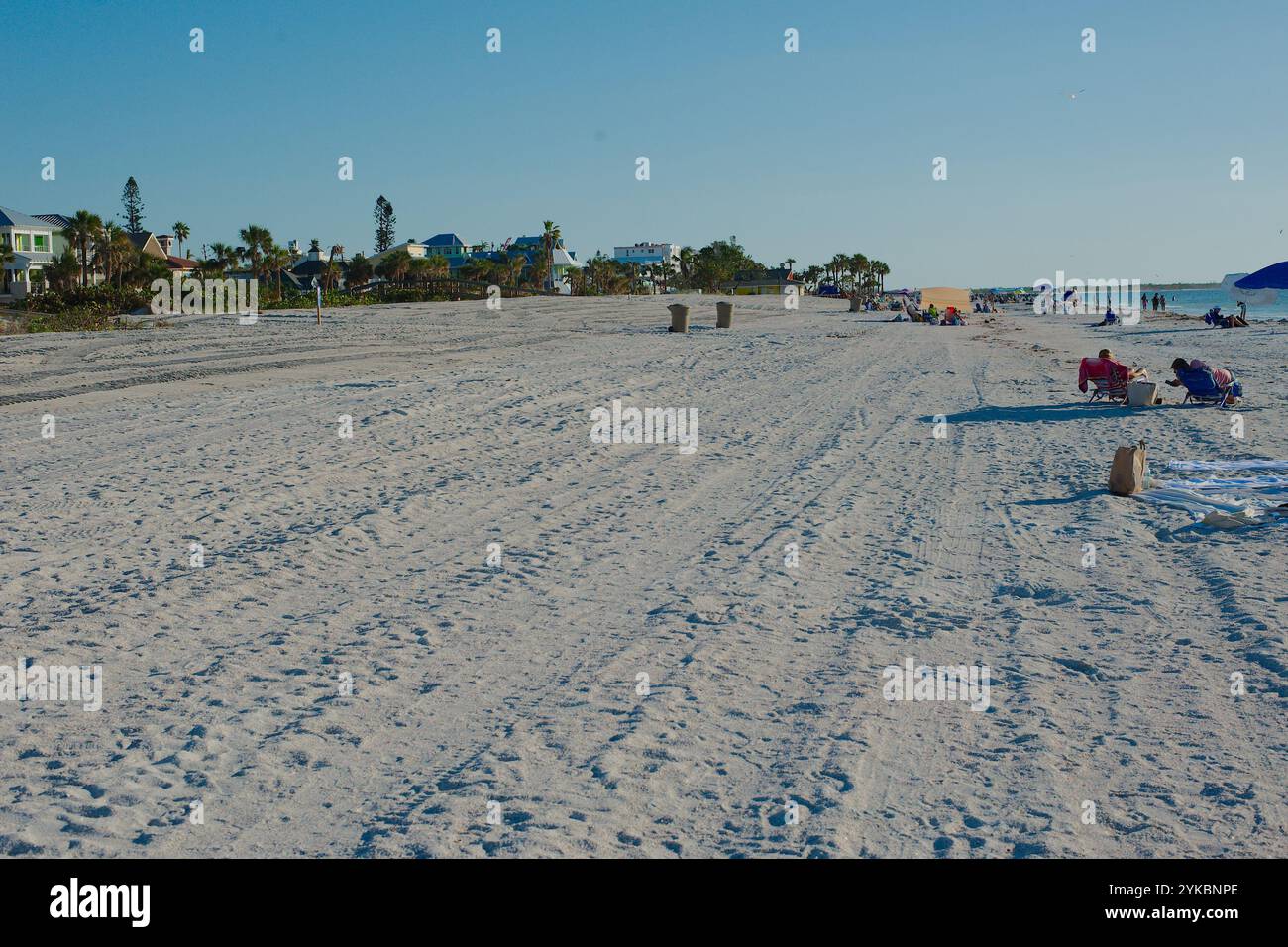 Ampia vista sulle principali linee a sud di St. Pete Beach, Florida, sulla spiaggia di Pass-a-Grille dopo gli Hurricanes Helene e Milton, accanto al Golfo del Messico. Gente sulla spiaggia Foto Stock