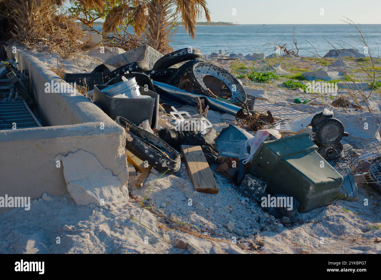 Ampia e bassa vista sulla spazzatura della spiaggia dopo l'uragano Helene Milton fino alle acque blu di St. Pete Beach, Florida, e sulla spiaggia di Pass-a-Grille sul Golfo del Messico. Calcestruzzo Foto Stock