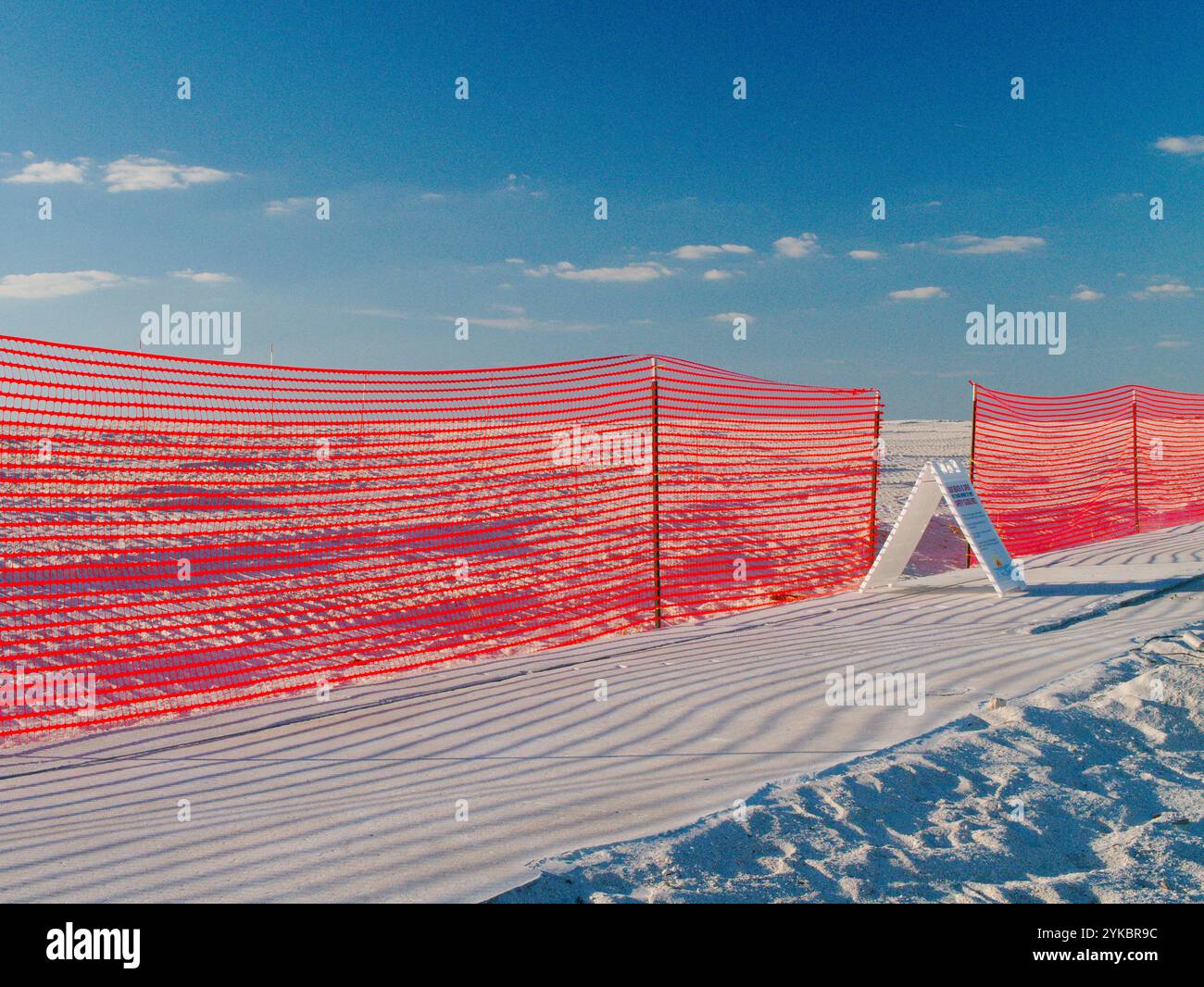 Solo per uso editoriale 16 novembre 2024, St. Pete Beach, Florida, Stati Uniti. Recinzione di sicurezza arancione di Pass-a-Grille Beach, cartello di sicurezza di Sand Beach dopo l'uragano Milton Foto Stock