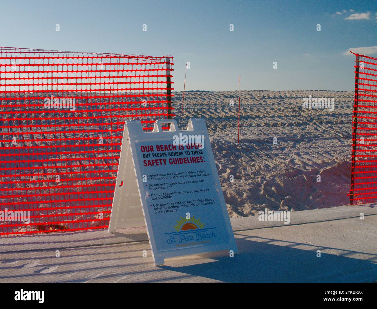 Solo per uso editoriale 16 novembre 2024, St. Pete Beach, Florida, Stati Uniti. Recinzione di sicurezza arancione di Pass-a-Grille Beach, cartello di sicurezza di Sand Beach dopo l'uragano Milton Foto Stock