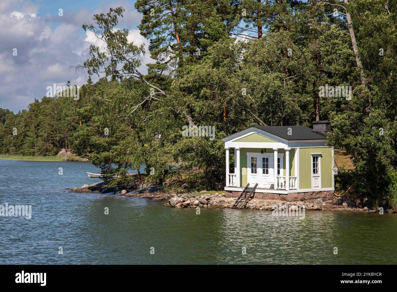 Rifugio verde o sauna sul lungomare nell'isola di Vartiosaari, Helsinki, Finlandia Foto Stock