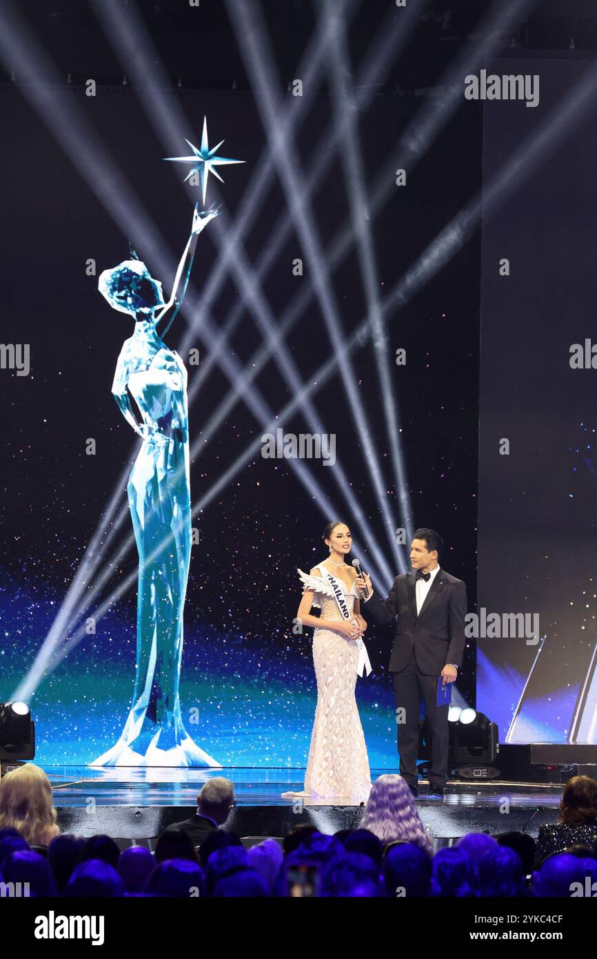 16 novembre 2024, città del Messico, Ciudad de Mexico, Messico: Miss Thailand Opal Suchata Chuangsr è intervistata dall'attore Mario Lopez durante la sua partecipazione al 73° concorso Miss Universo Pageant Competition alla Mexico City Arena il 16 novembre 2024 a città del Messico, Messico. (Immagine di credito: © Yamak Perea/eyepix via ZUMA Press Wire) SOLO PER USO EDITORIALE! Non per USO commerciale! Foto Stock