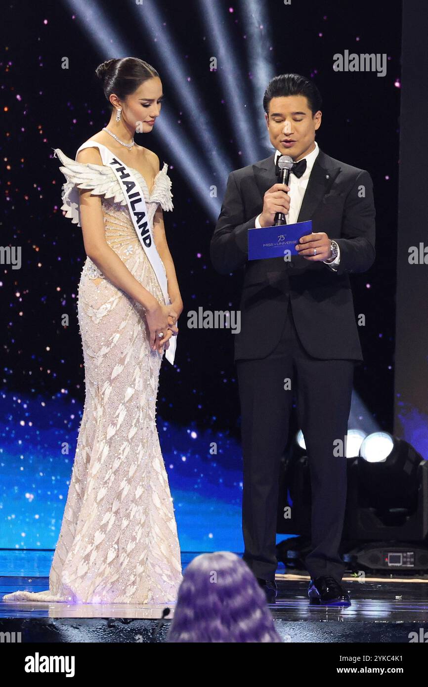 16 novembre 2024, città del Messico, Ciudad de Mexico, Messico: Miss Thailand Opal Suchata Chuangsr è intervistata dall'attore Mario Lopez durante la sua partecipazione al 73° concorso Miss Universo Pageant Competition alla Mexico City Arena il 16 novembre 2024 a città del Messico, Messico. (Immagine di credito: © Yamak Perea/eyepix via ZUMA Press Wire) SOLO PER USO EDITORIALE! Non per USO commerciale! Foto Stock
