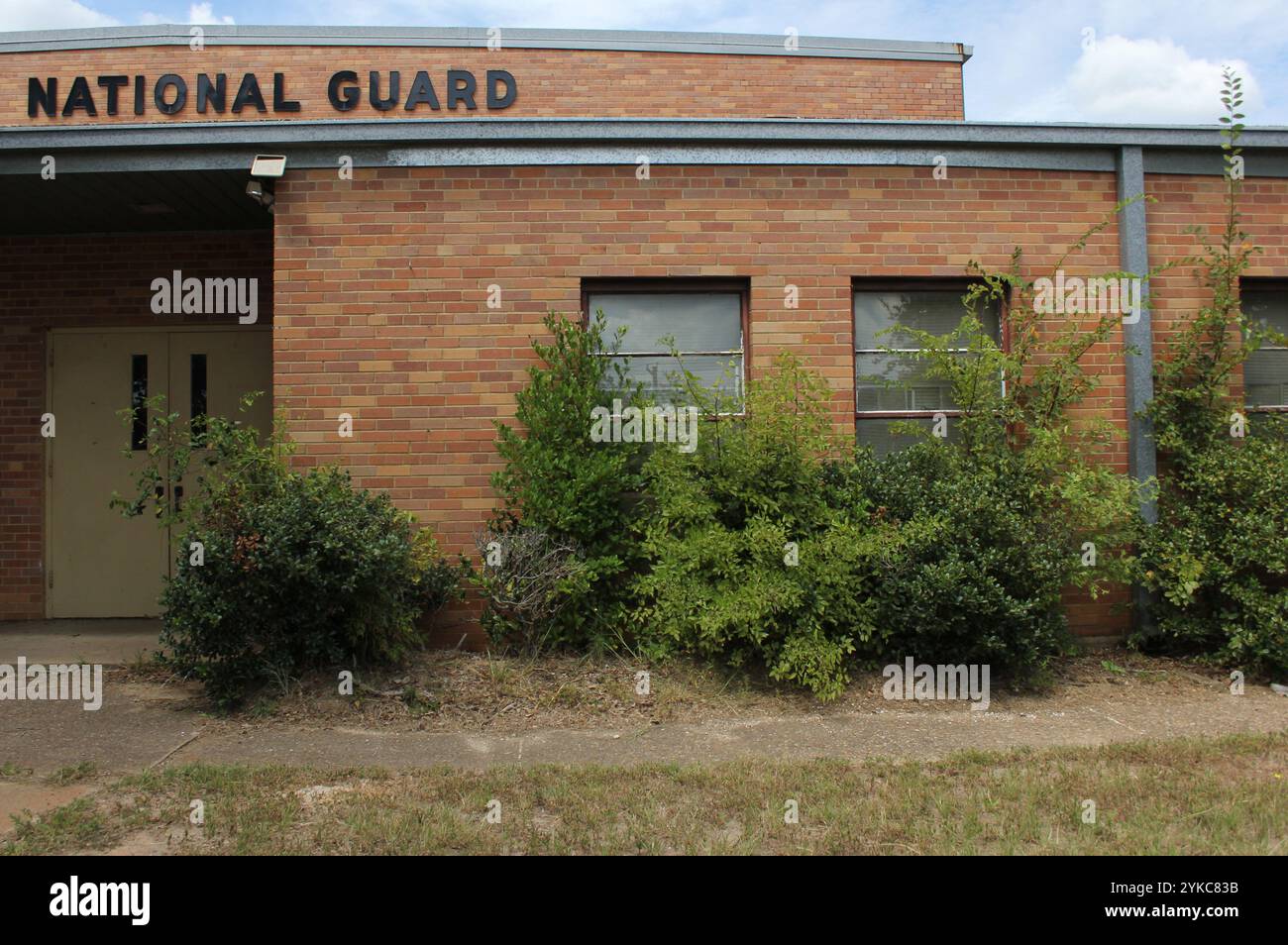 Tyler, Texas - 28 agosto 2024: Armeria abbandonata della Guardia Nazionale del Texas situata a Tyler Texas Foto Stock